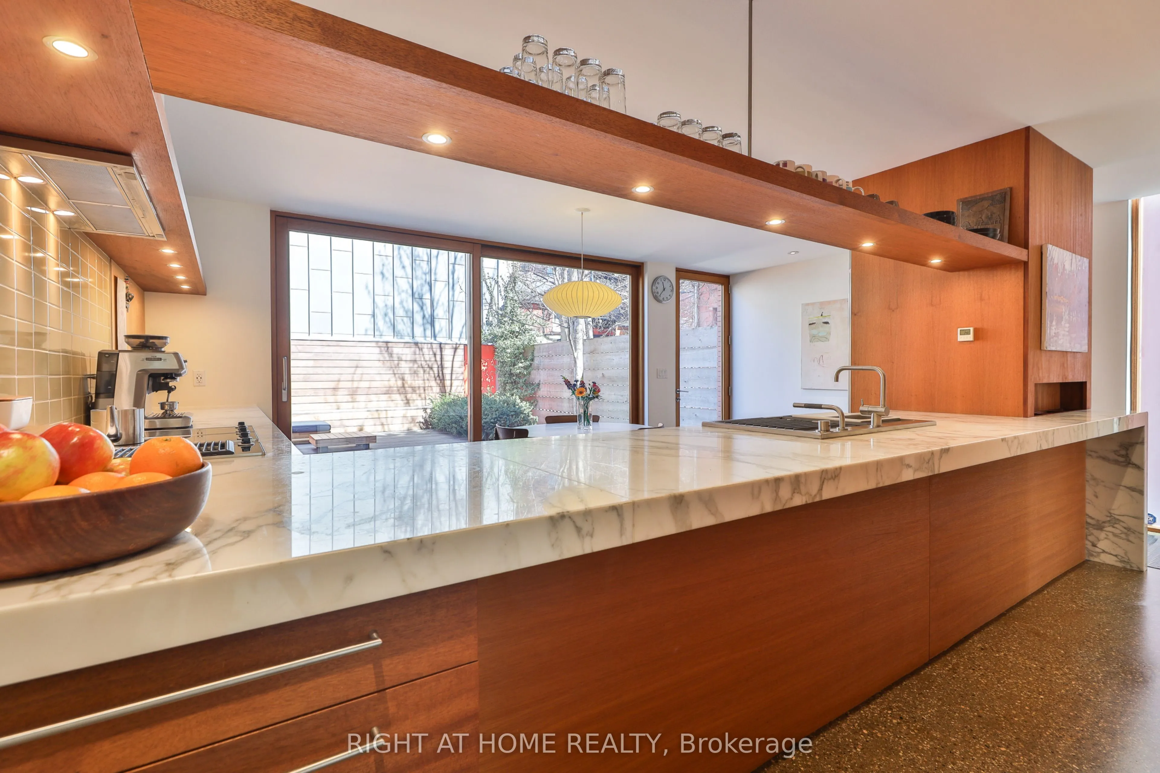 694 Richmond Street W