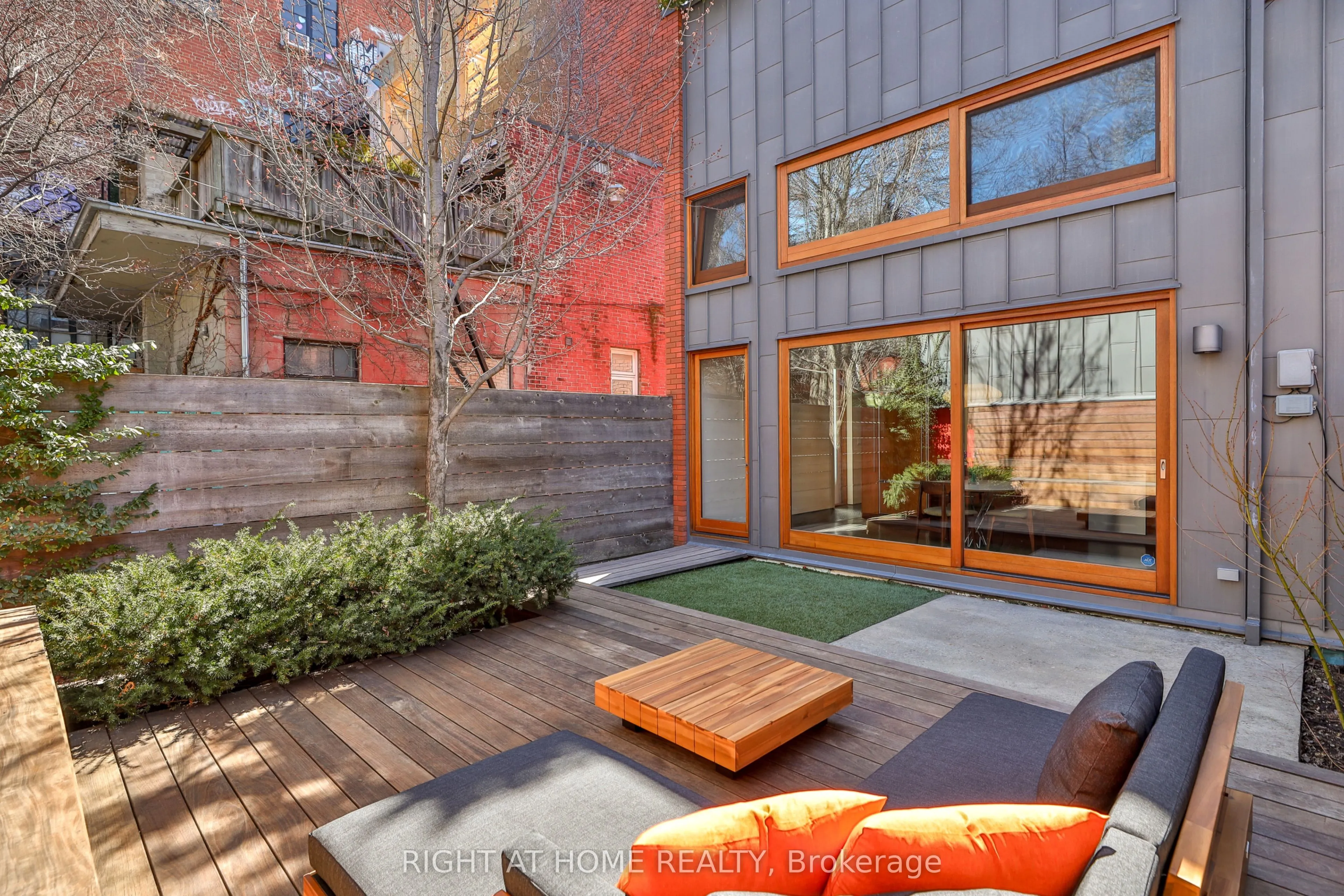 694 Richmond Street W