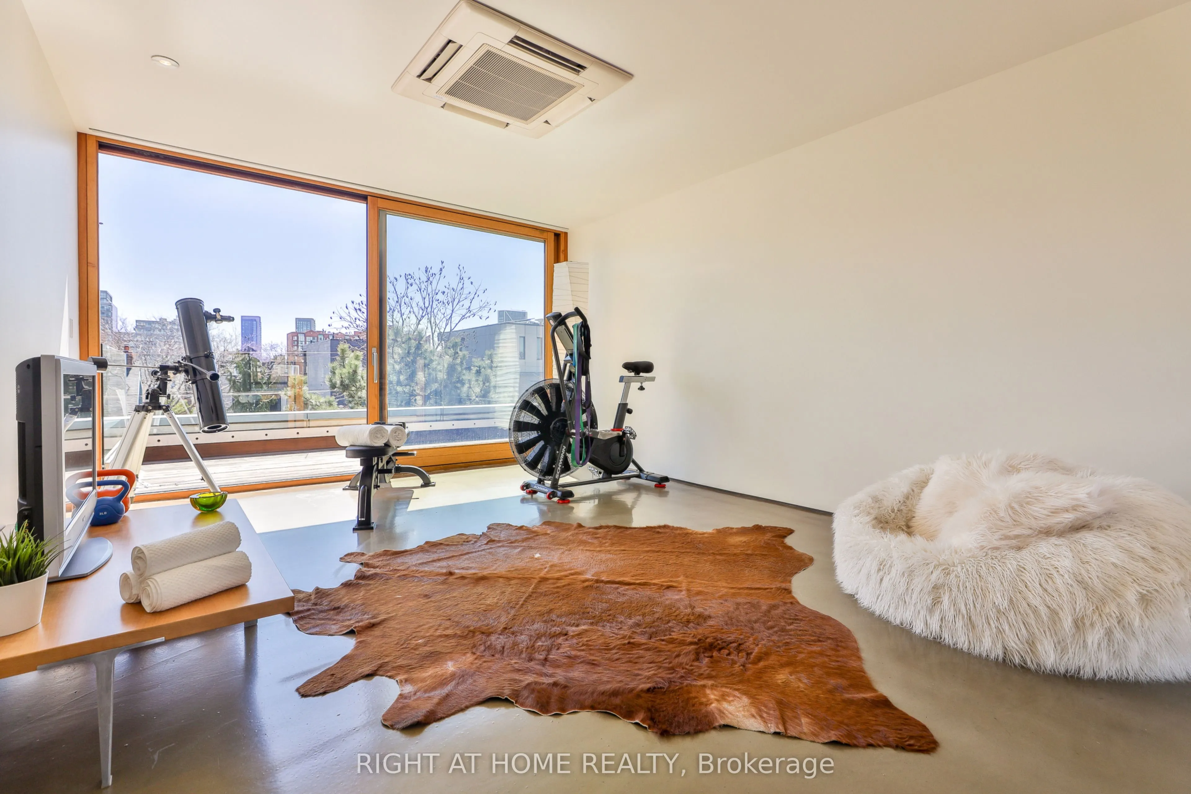 694 Richmond Street W