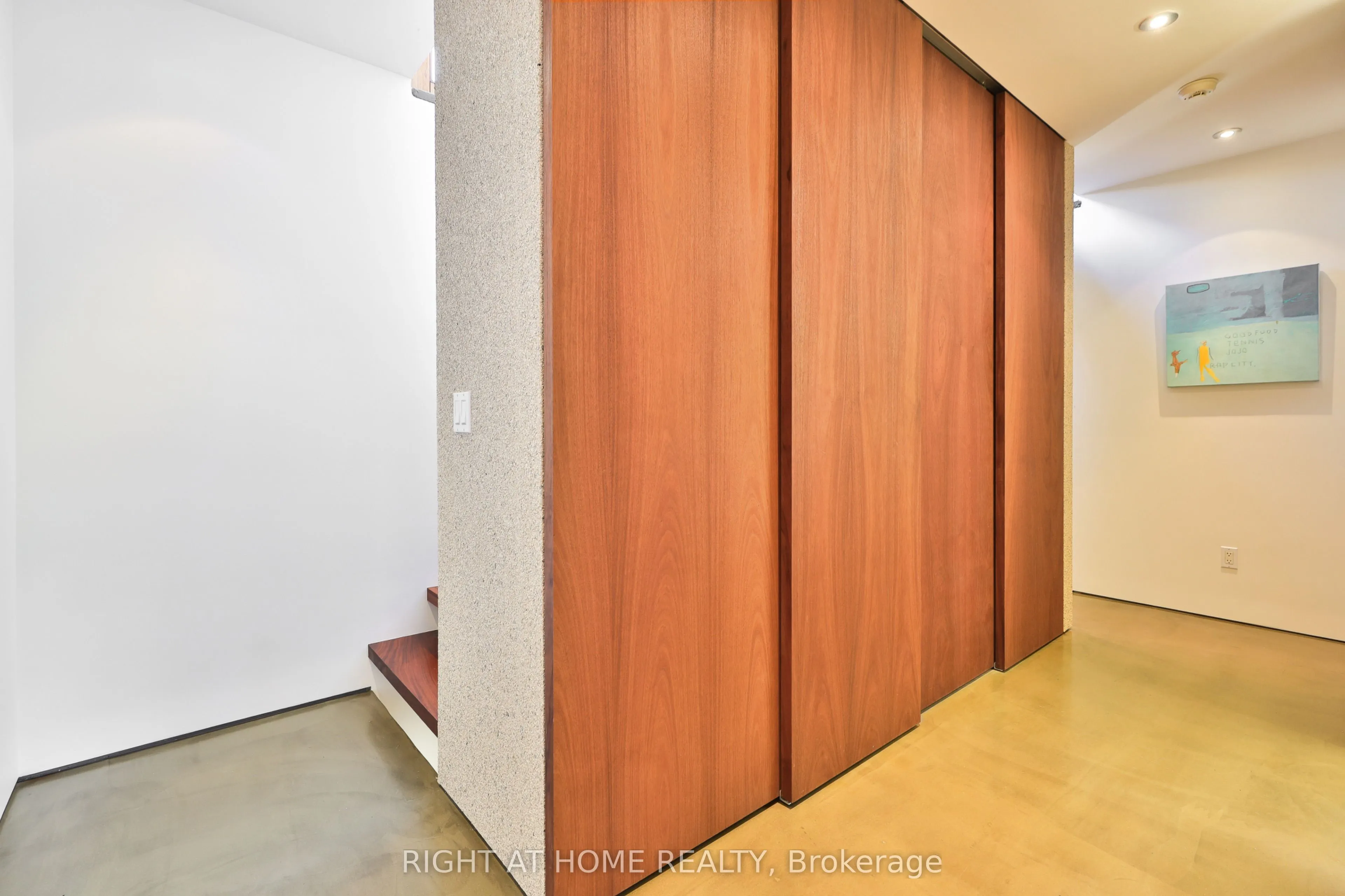 694 Richmond Street W