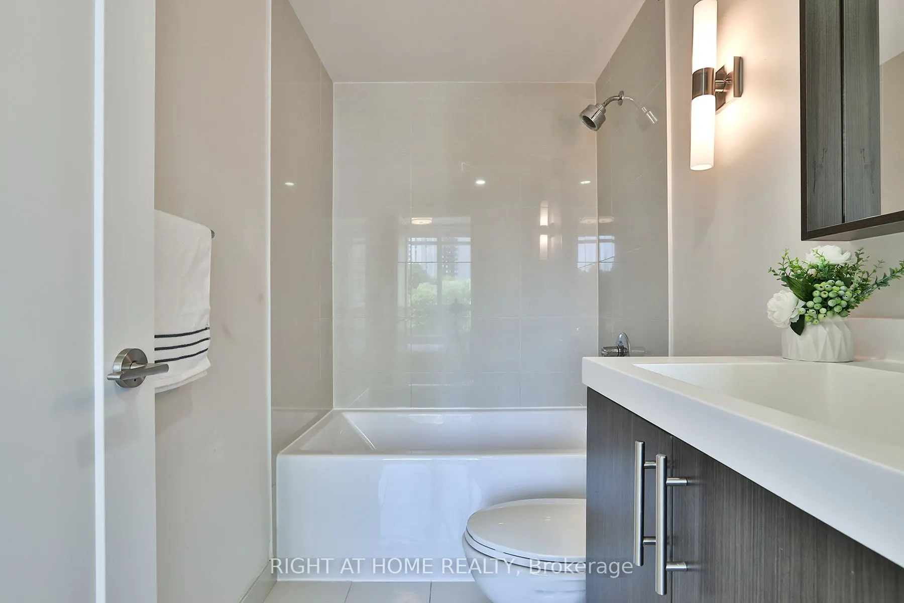 18 Graydon Hall Drive, #709