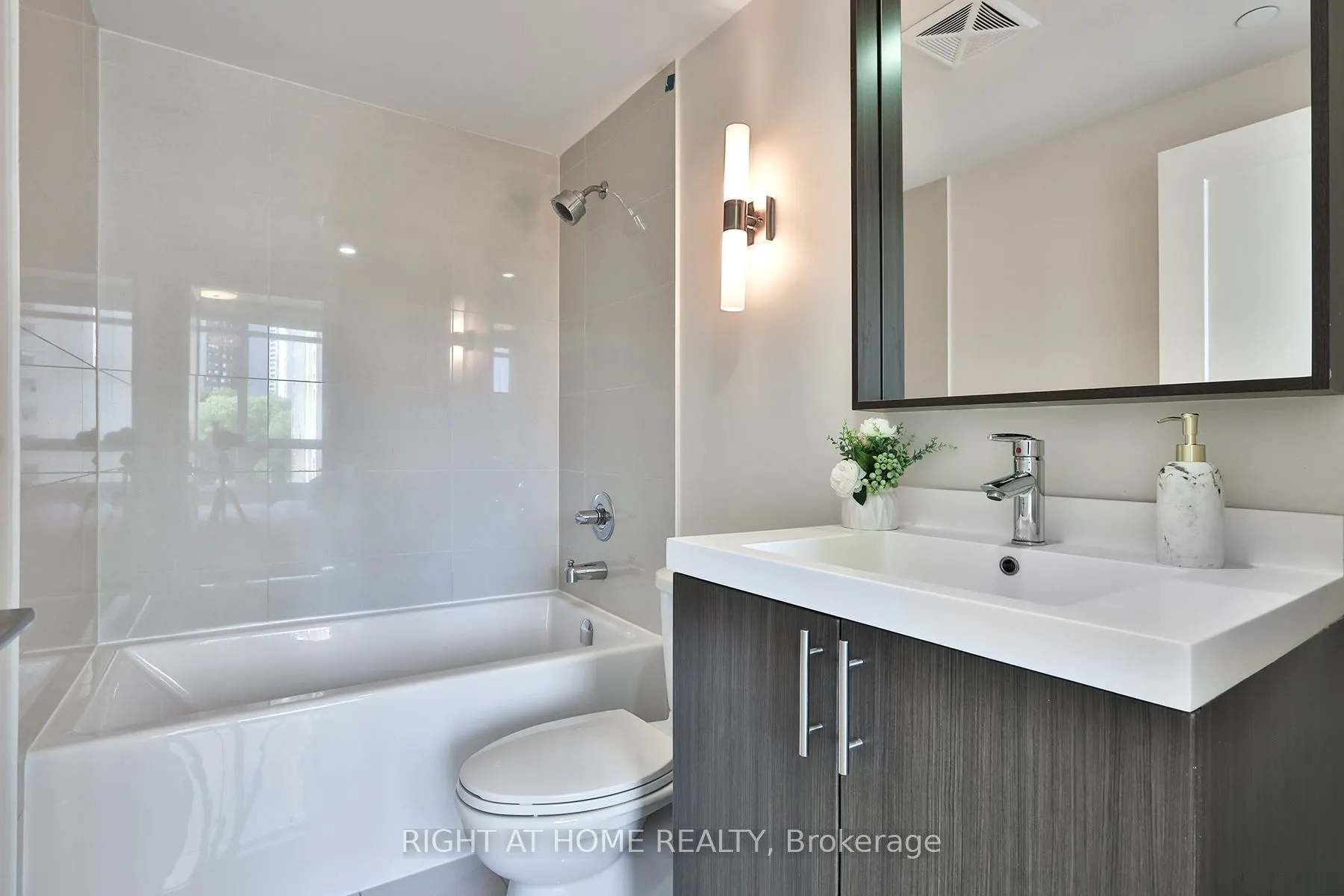 18 Graydon Hall Drive, #709
