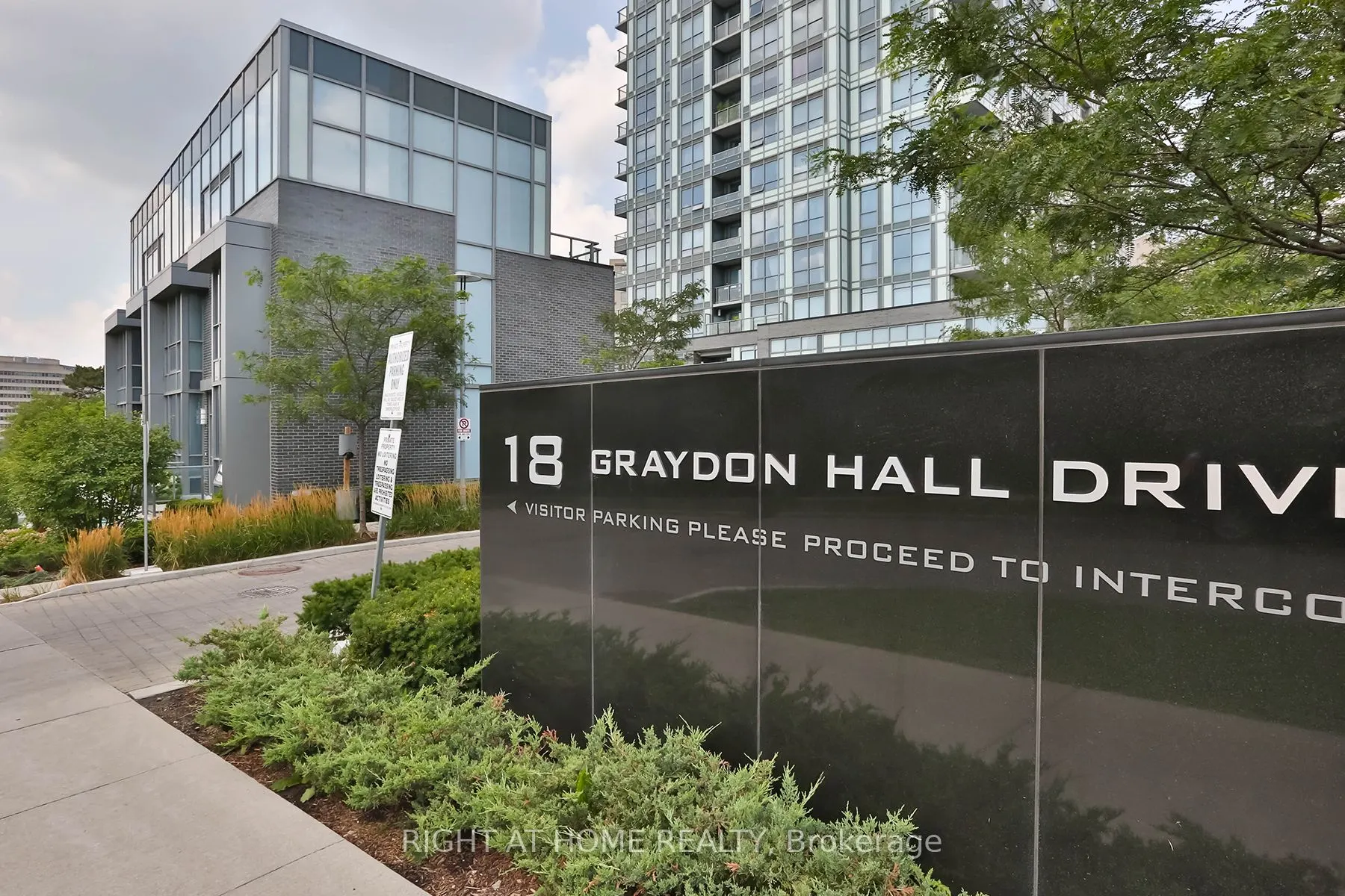 18 Graydon Hall Drive, #709