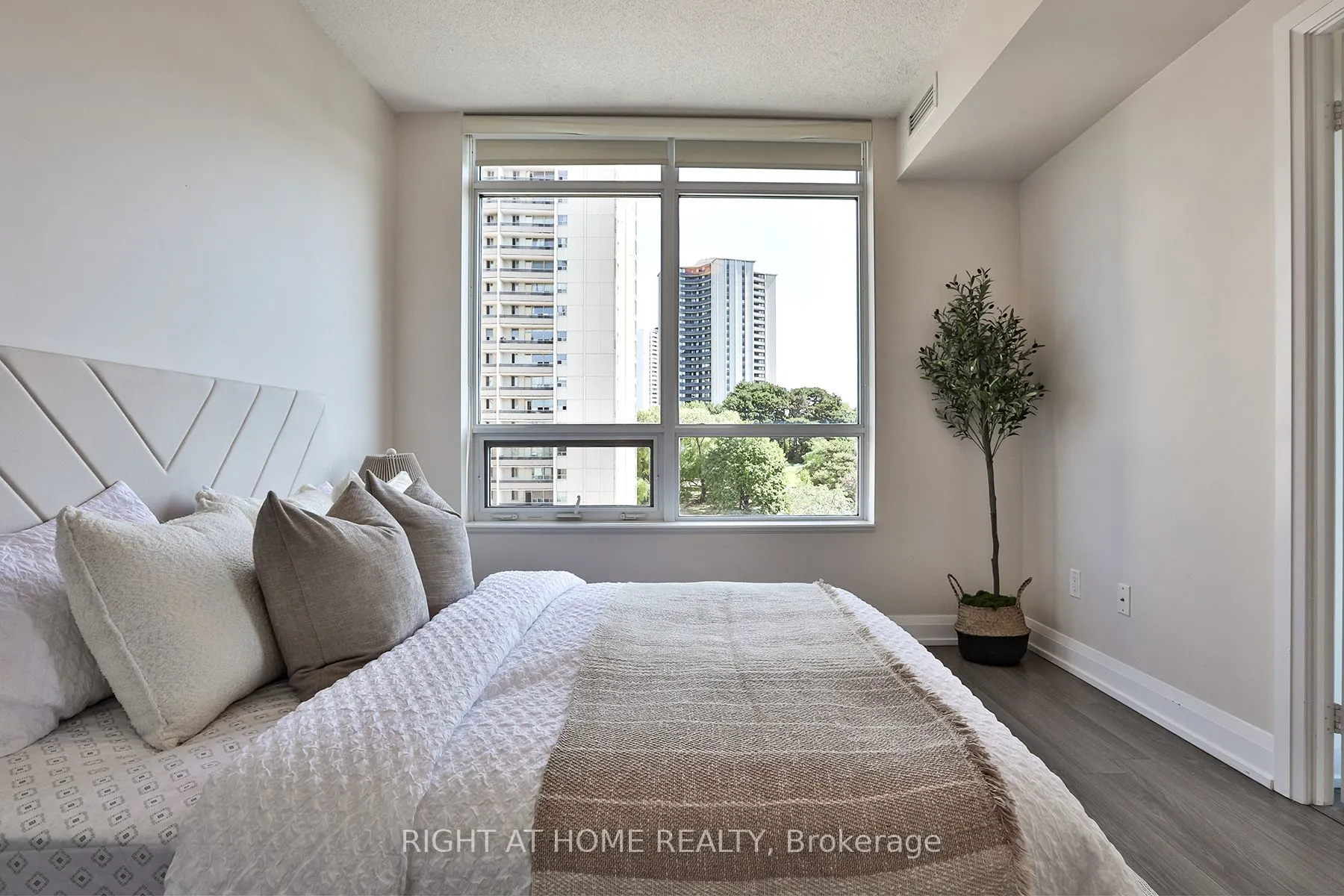 18 Graydon Hall Drive, #709