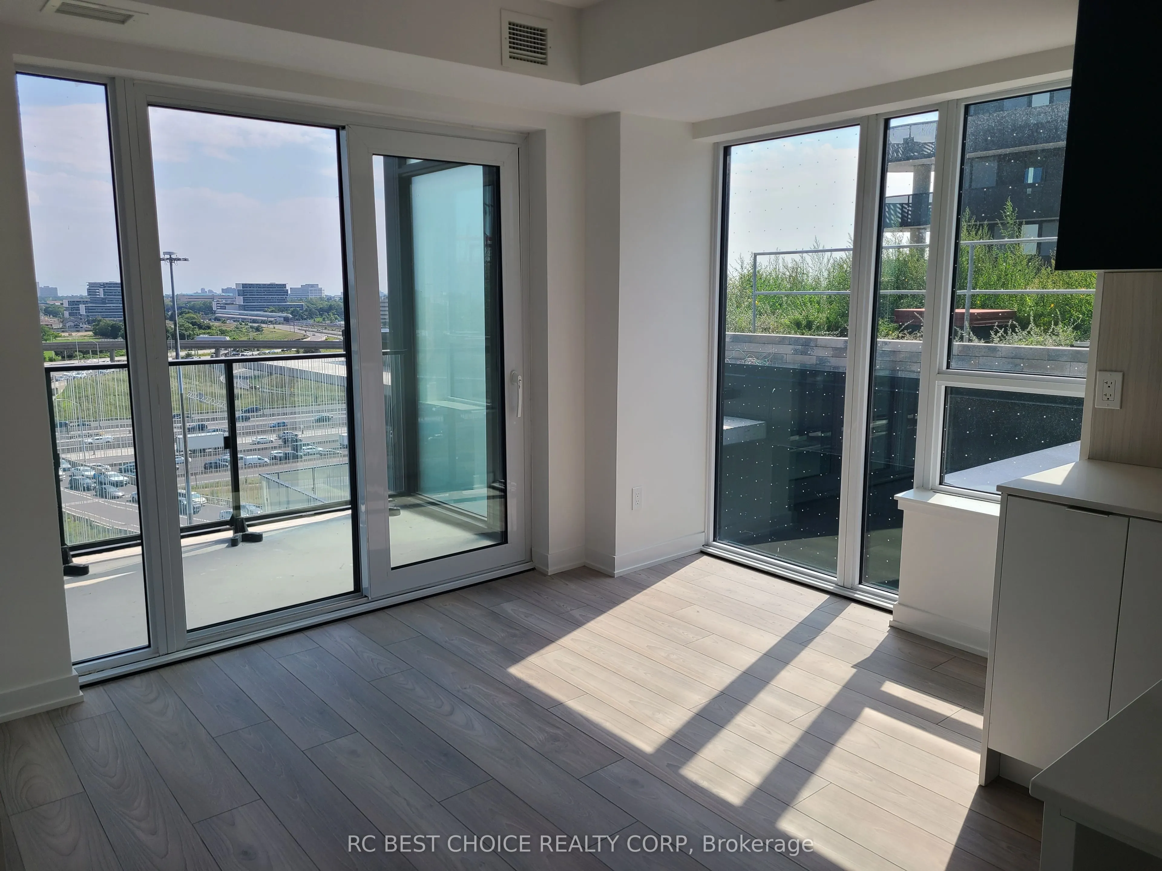 8 Tippett Rd Road, #1109