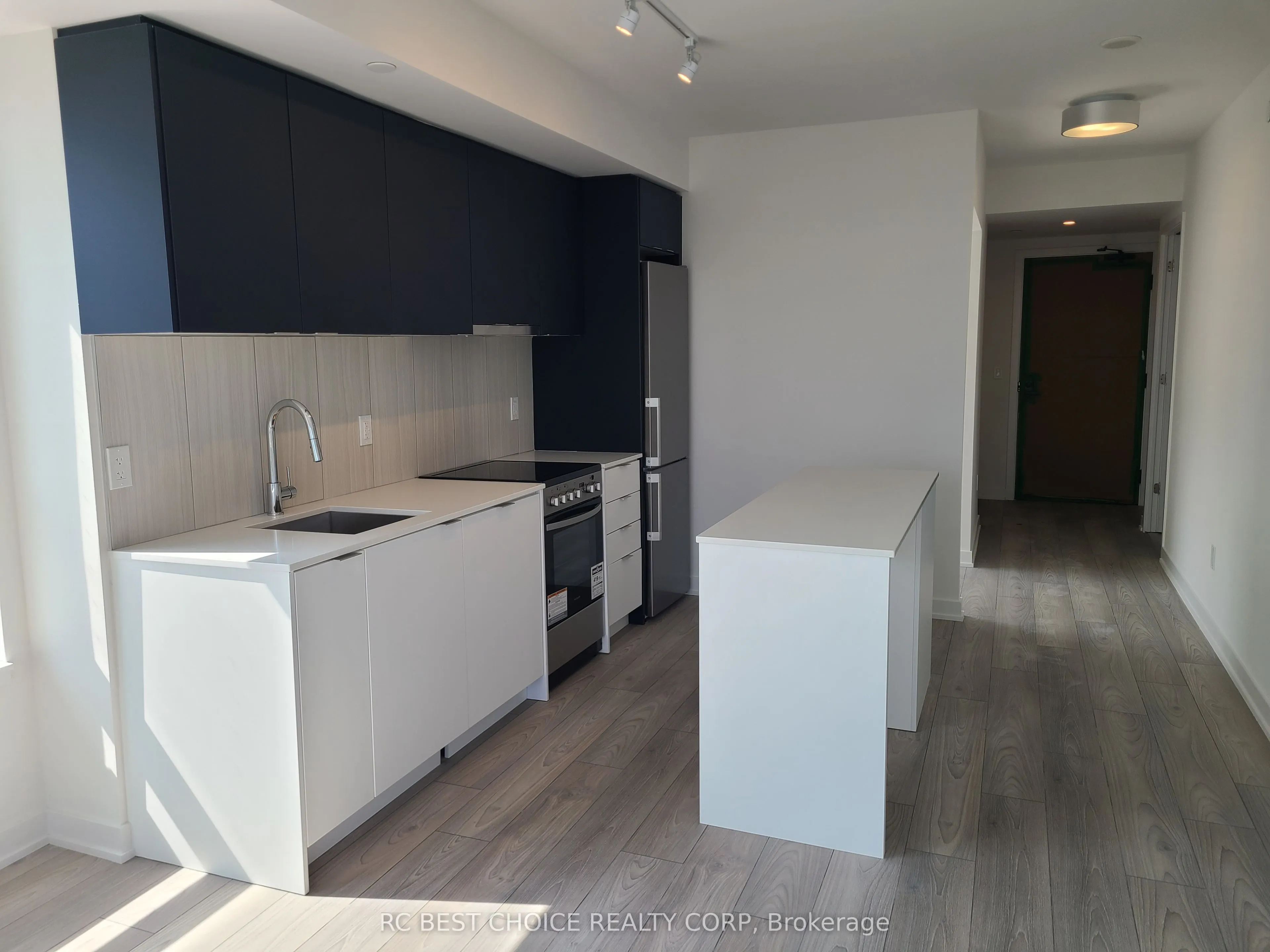 8 Tippett Rd Road, #1109
