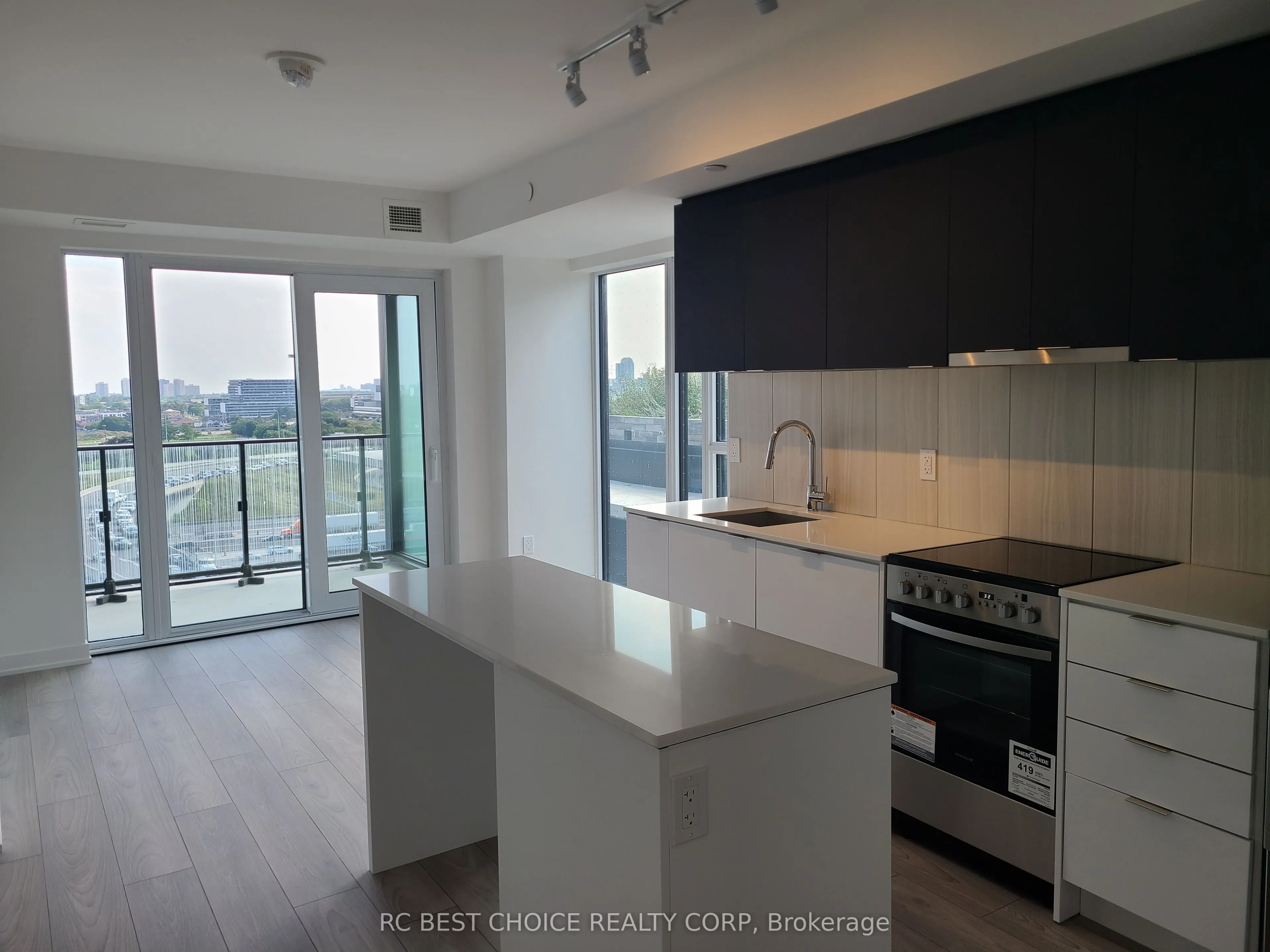 8 Tippett Rd Road, #1109