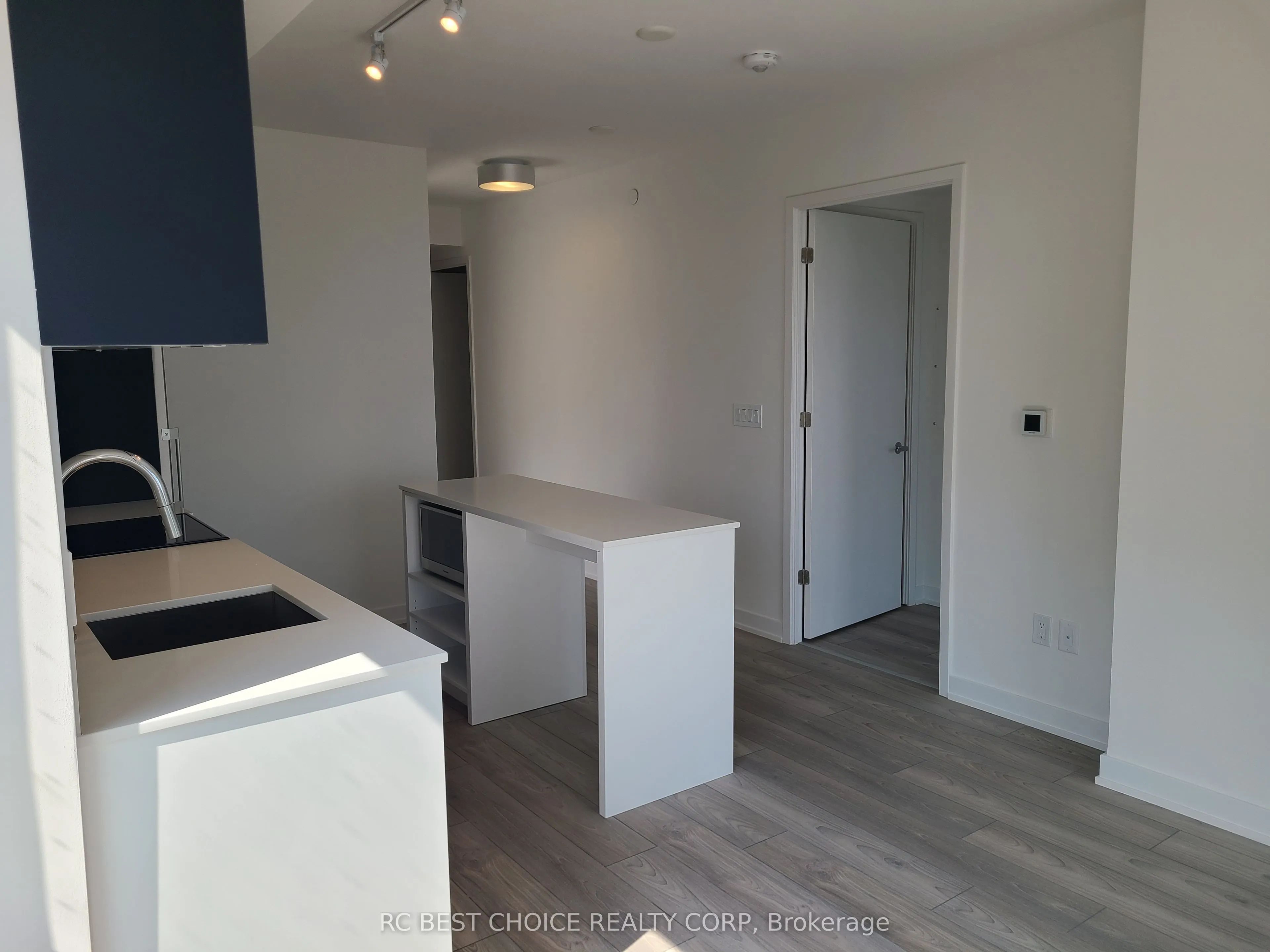 8 Tippett Rd Road, #1109