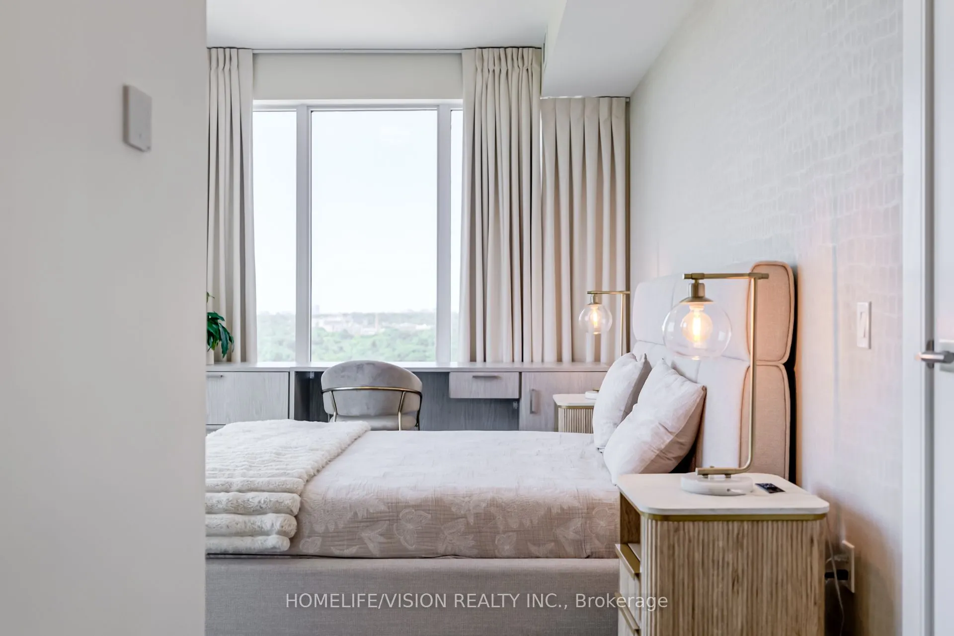30 Inn On The Park Drive, #1810