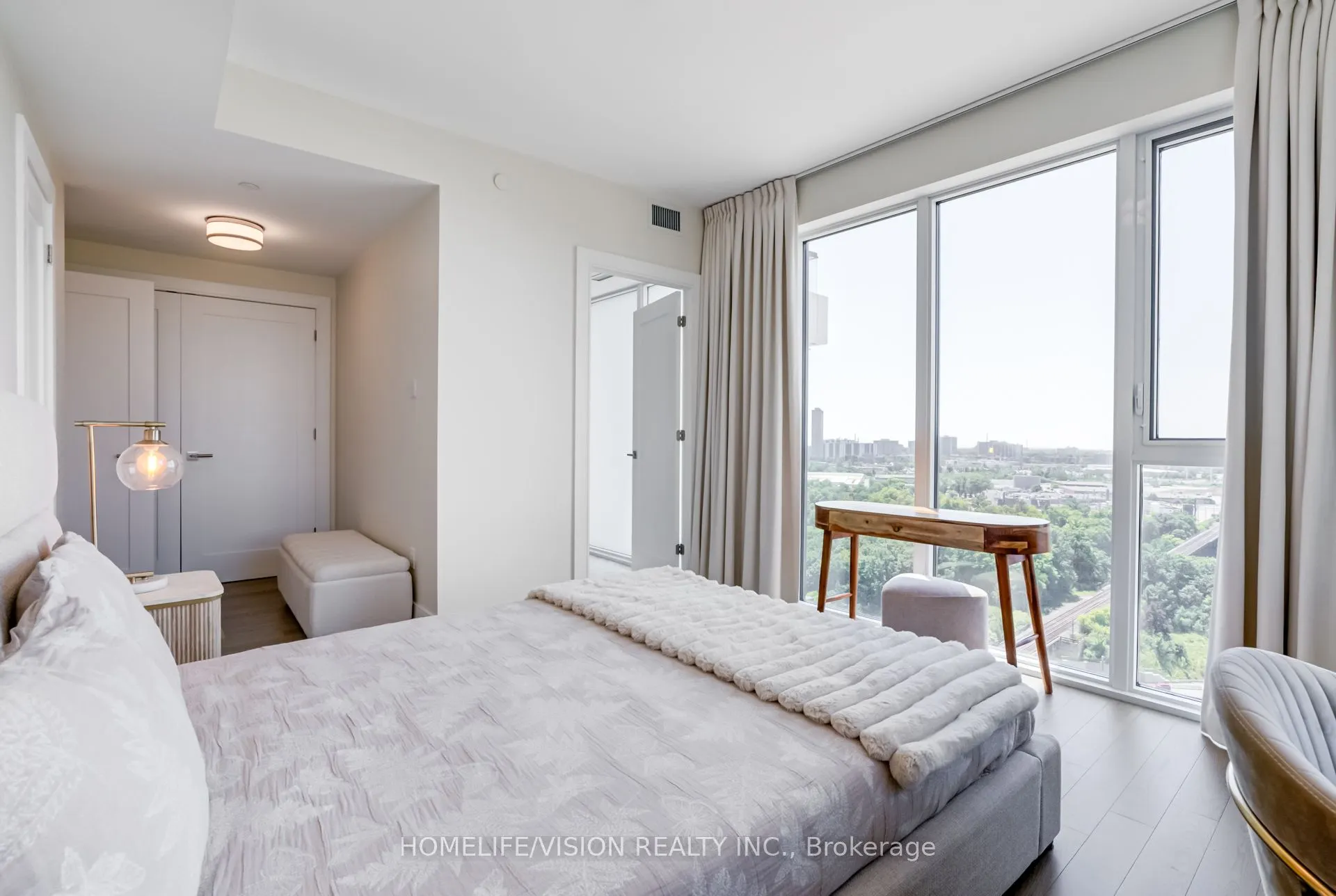 30 Inn On The Park Drive, #1810
