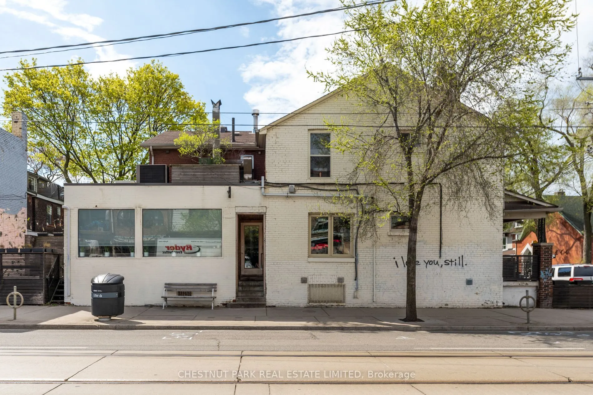 923 Dundas Street W