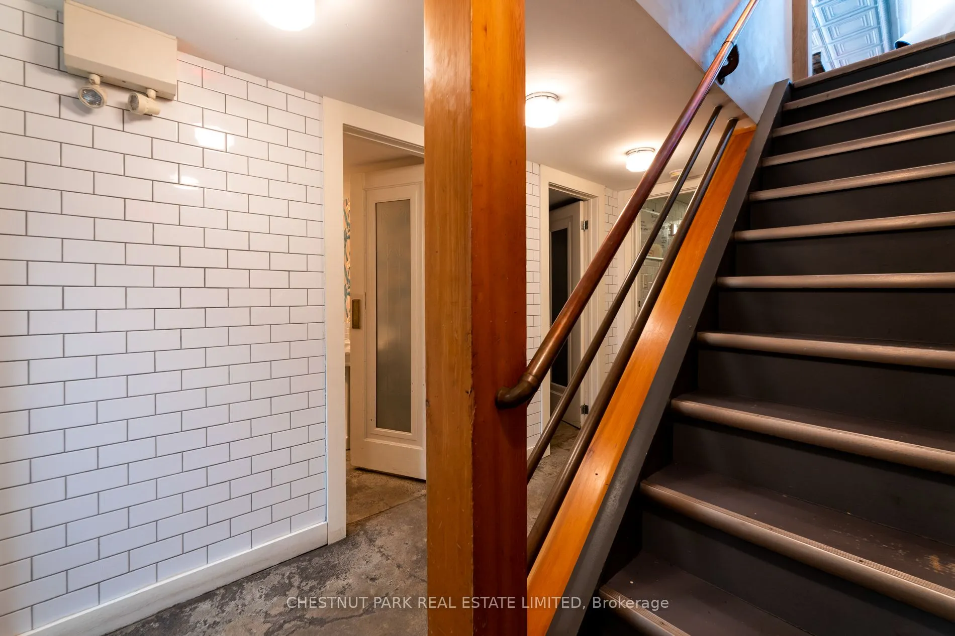 923 Dundas Street W