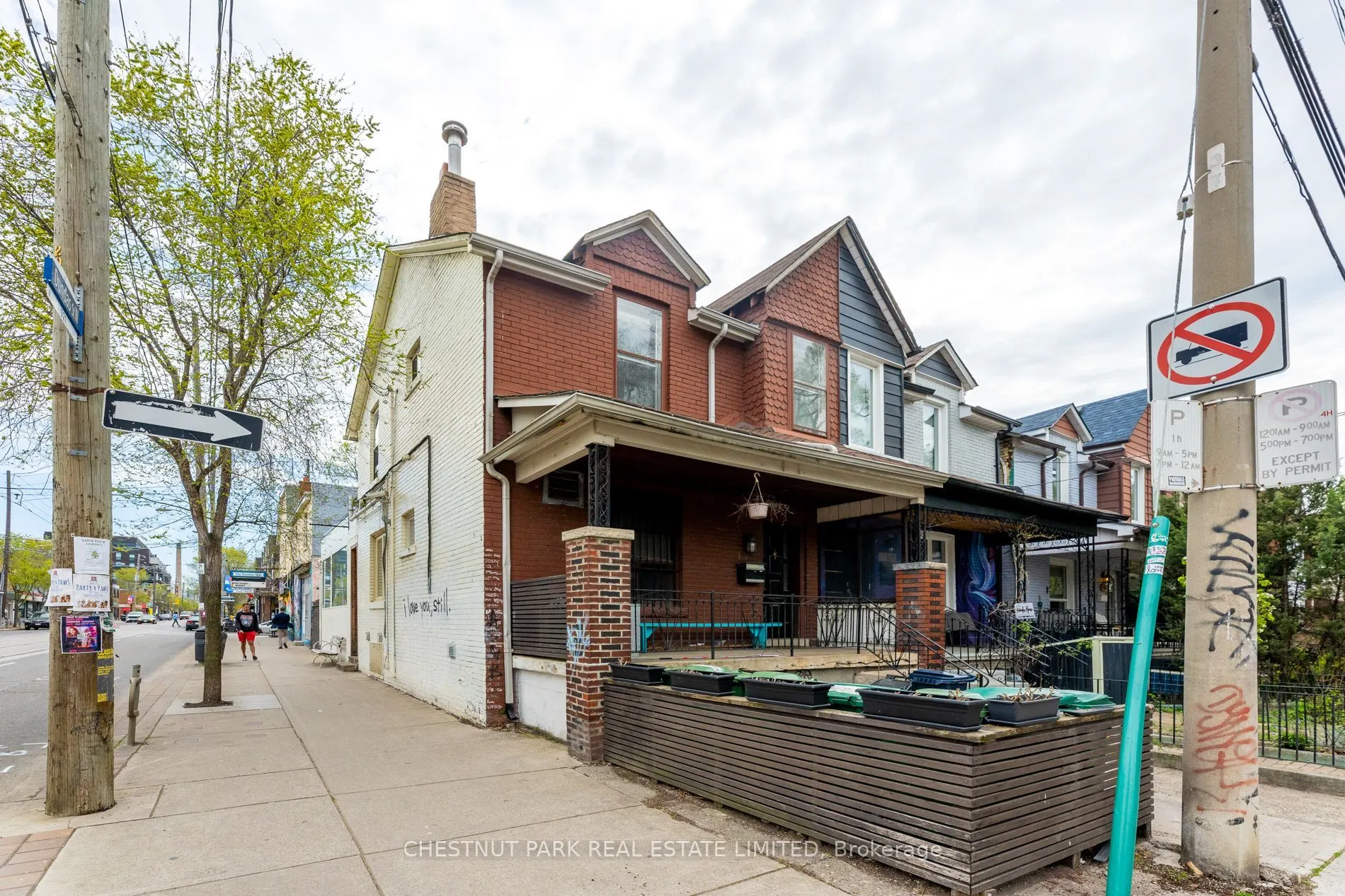 923 Dundas Street W