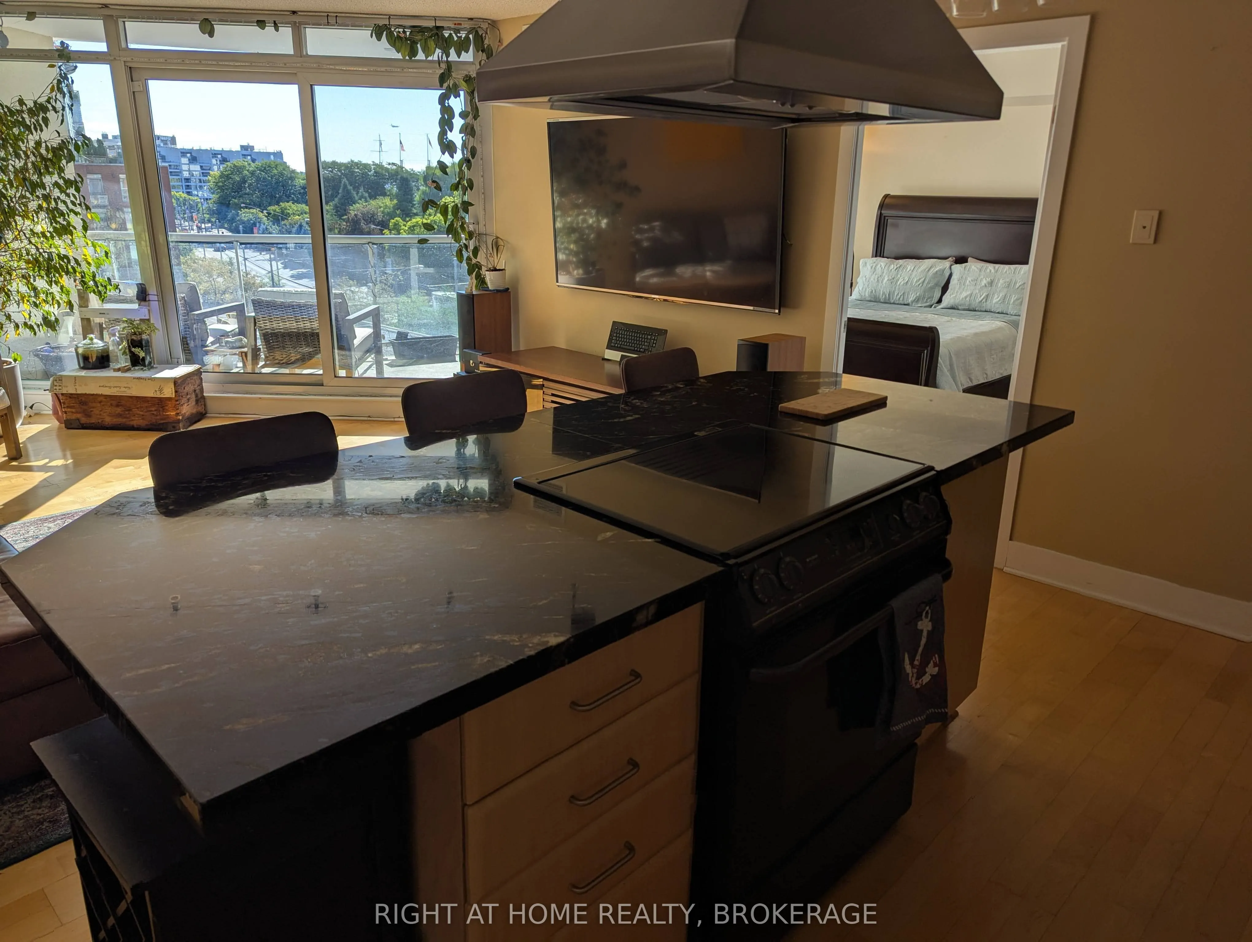 550 Queens Quay W Quay W, #608