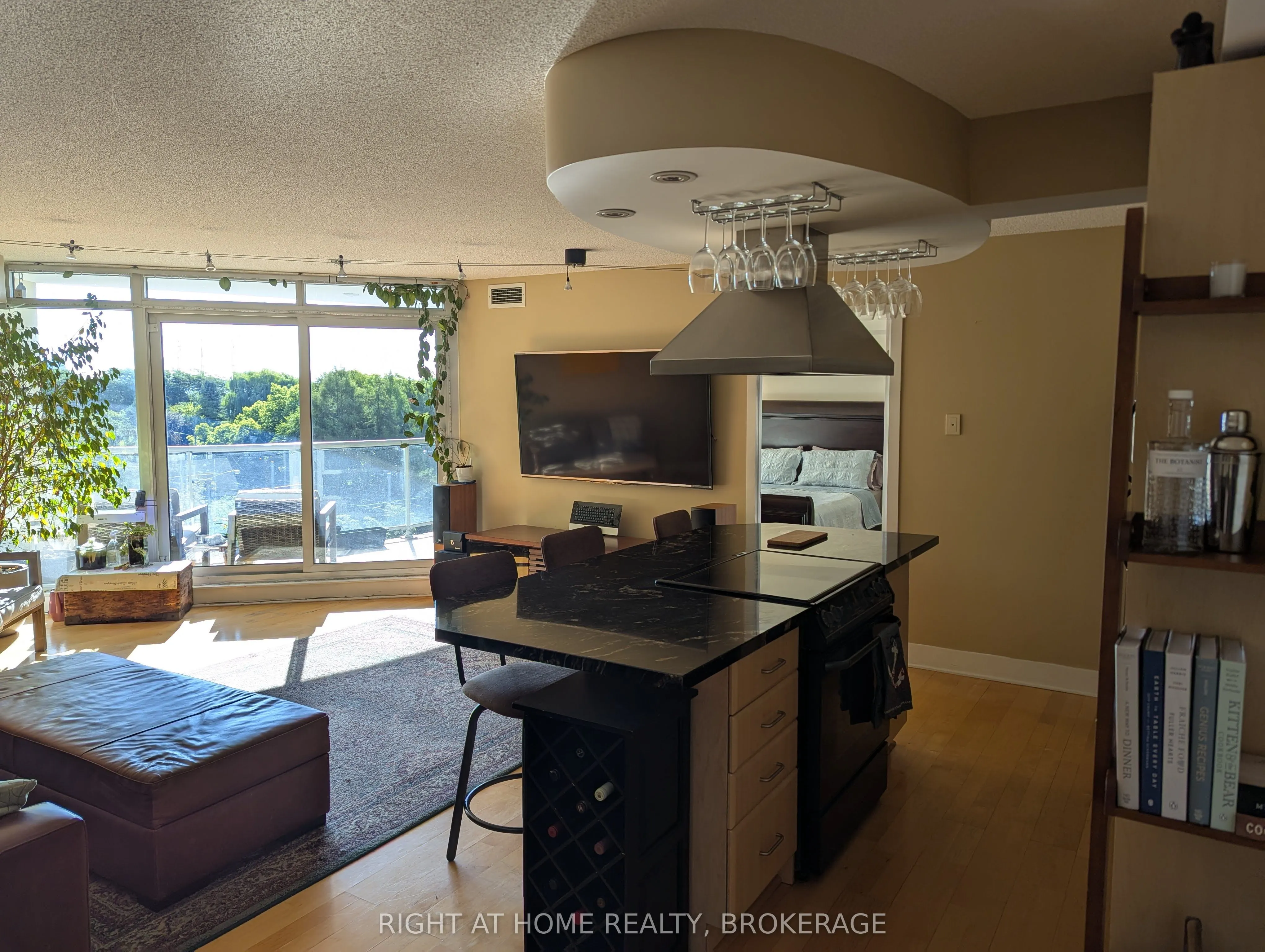 550 Queens Quay W Quay W, #608
