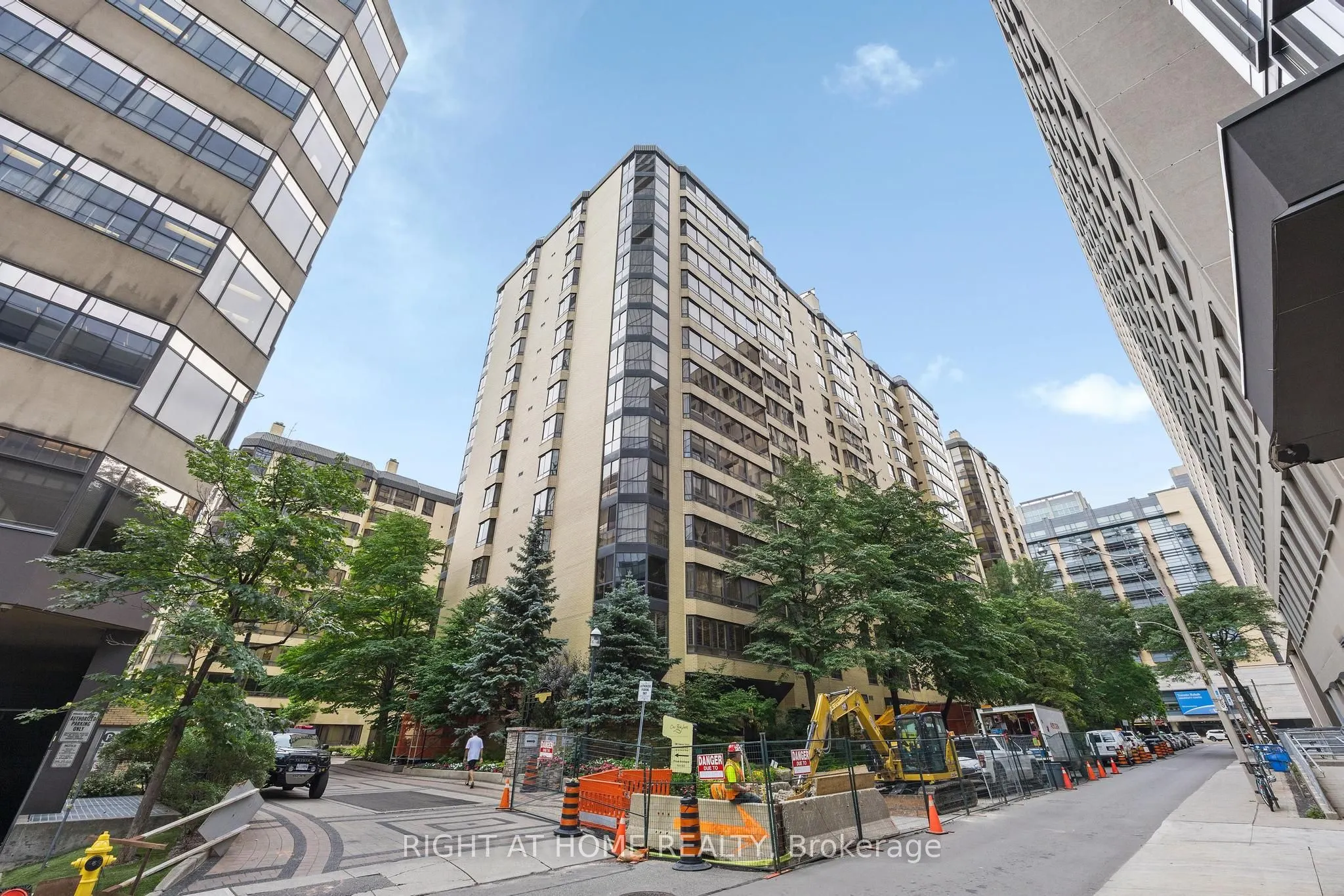 280 Simcoe Street, #206A