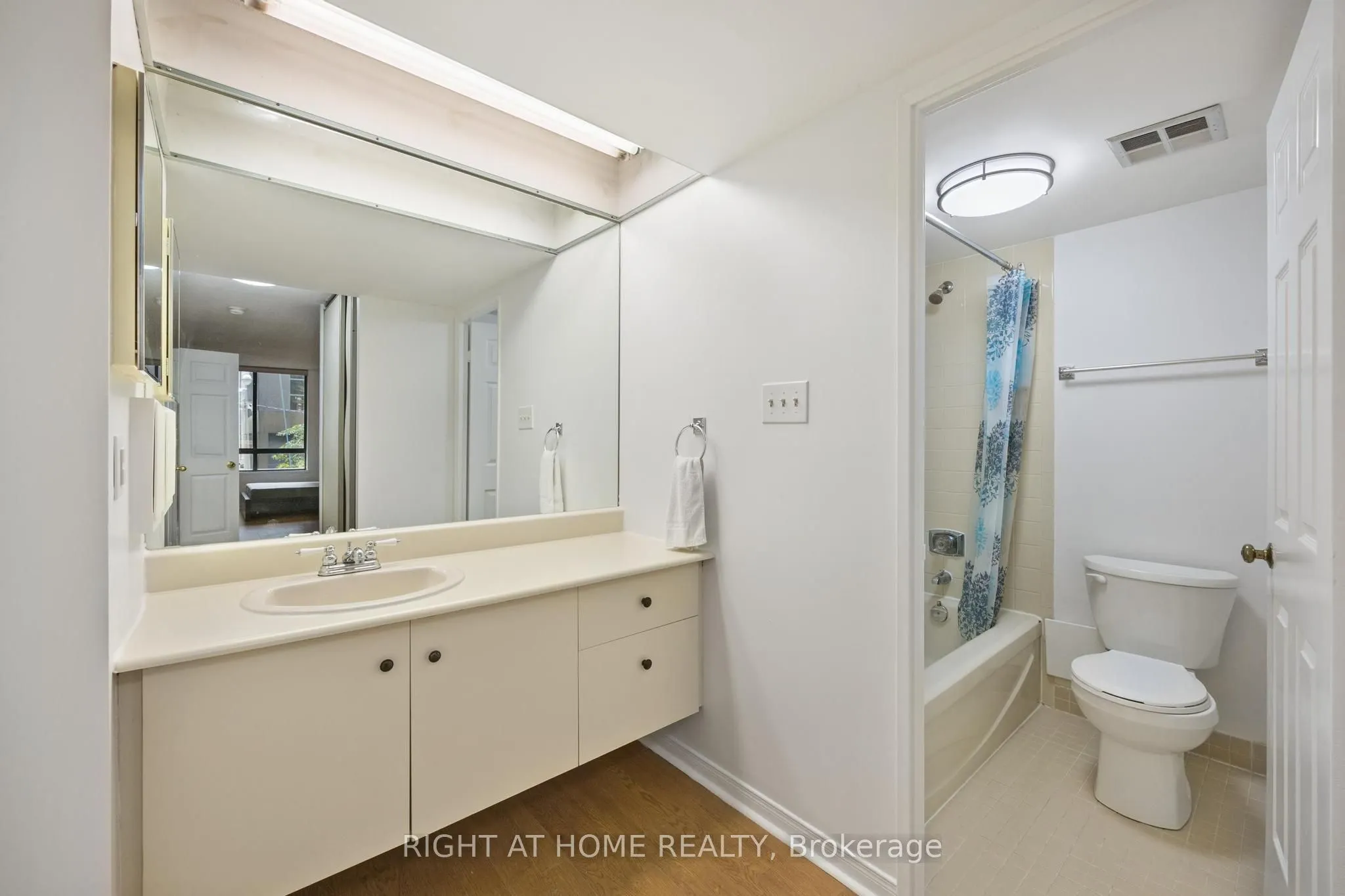 280 Simcoe Street, #206A
