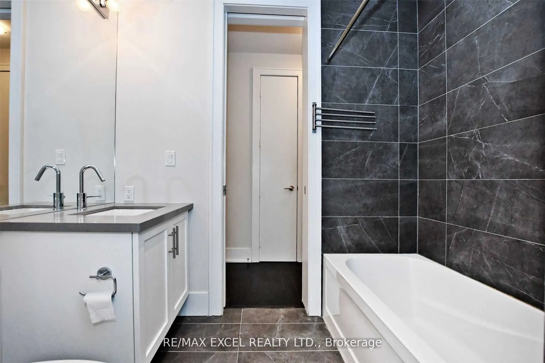 39 Queens Quay E, #723