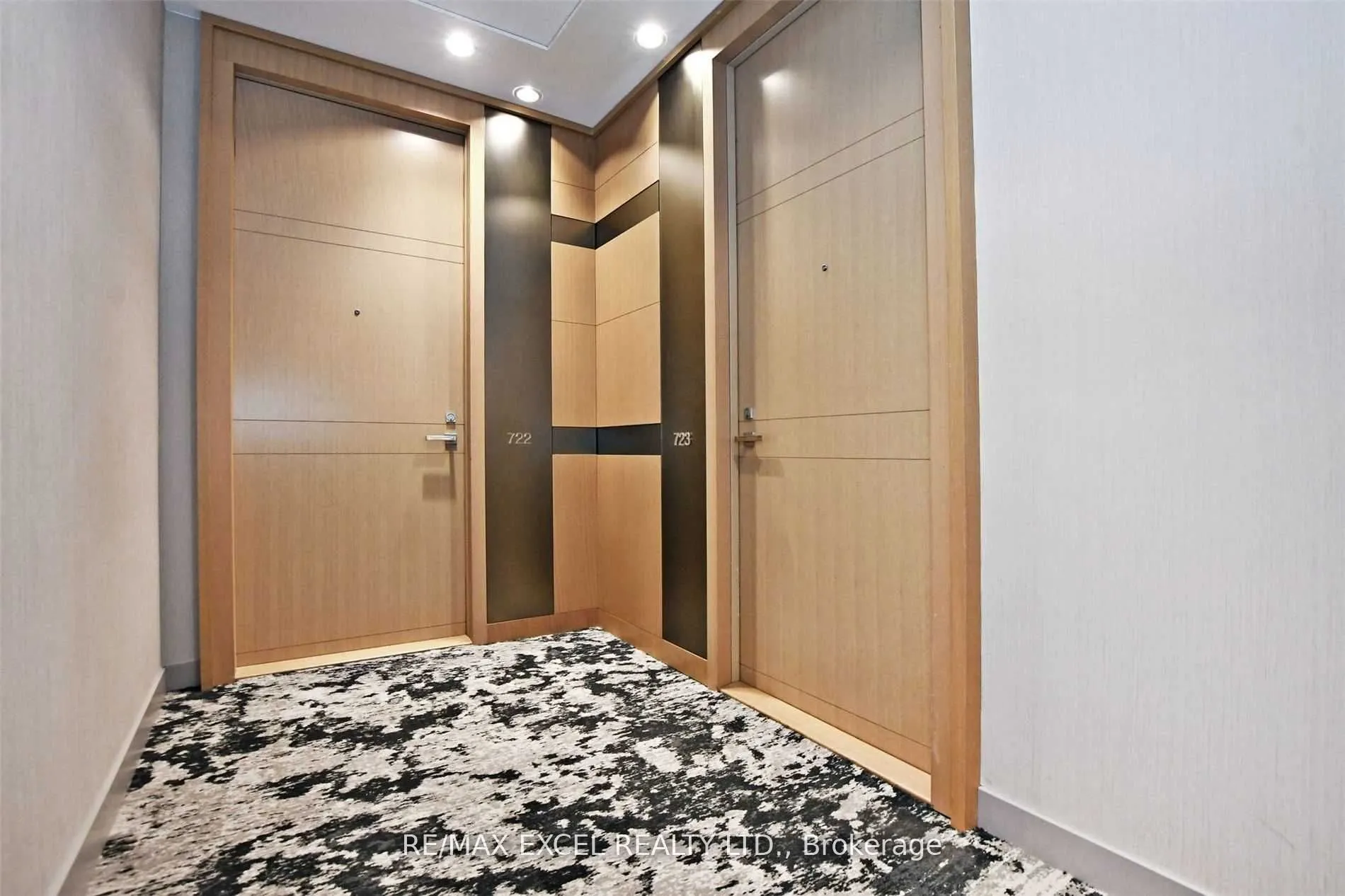 39 Queens Quay E, #723