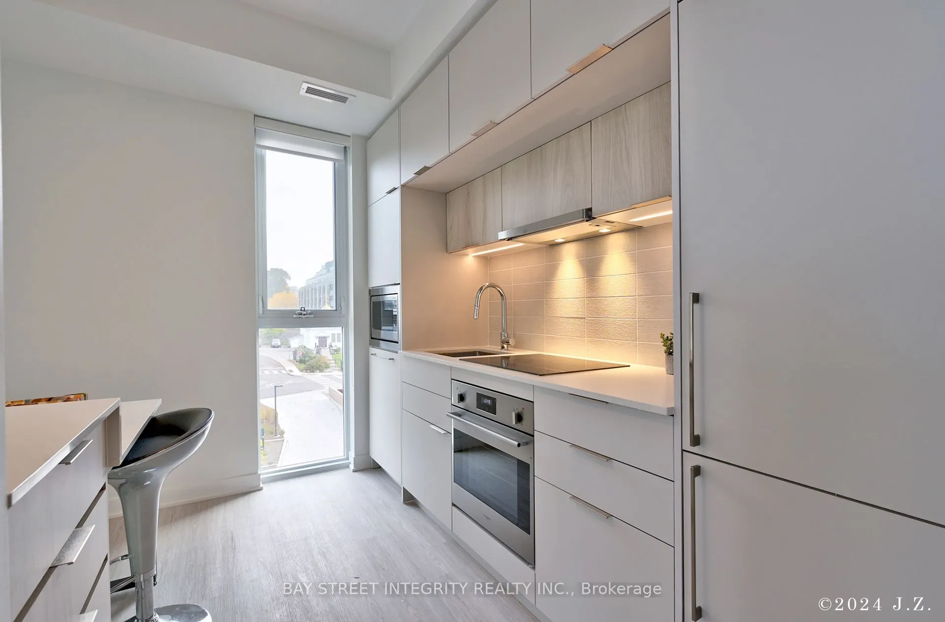 185 Alberta Avenue, #403