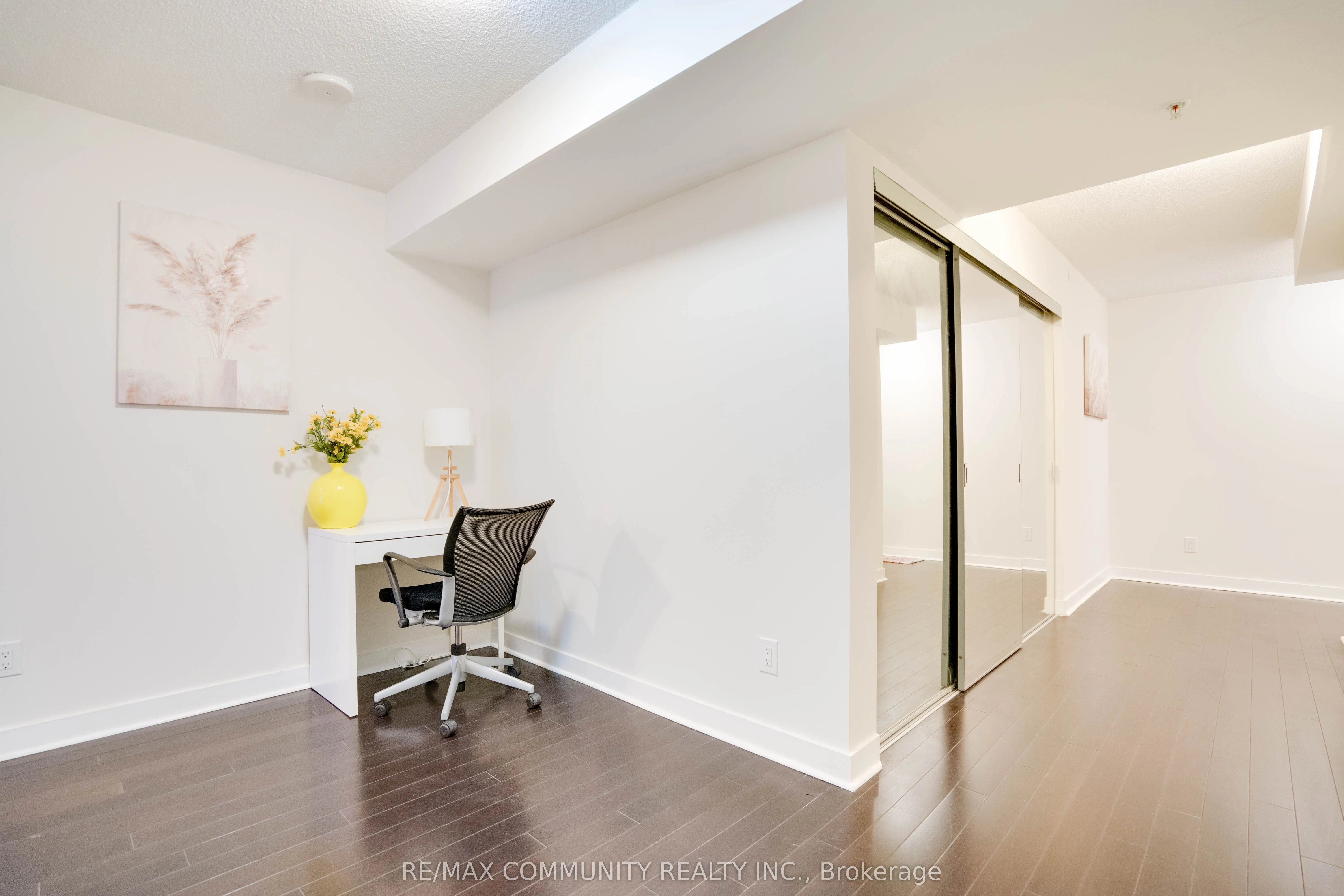 295 Adelaide Street W, #824