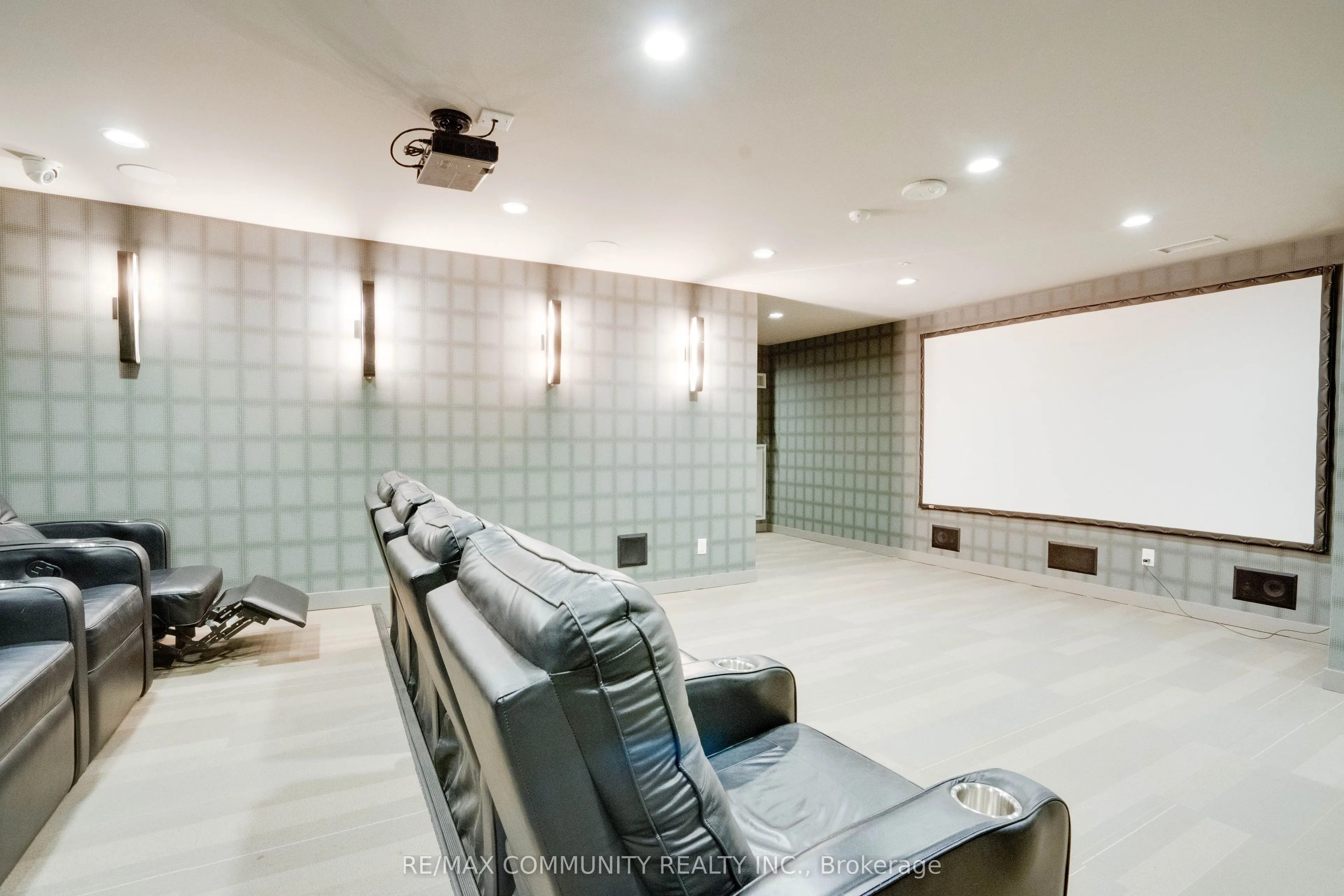 295 Adelaide Street W, #824