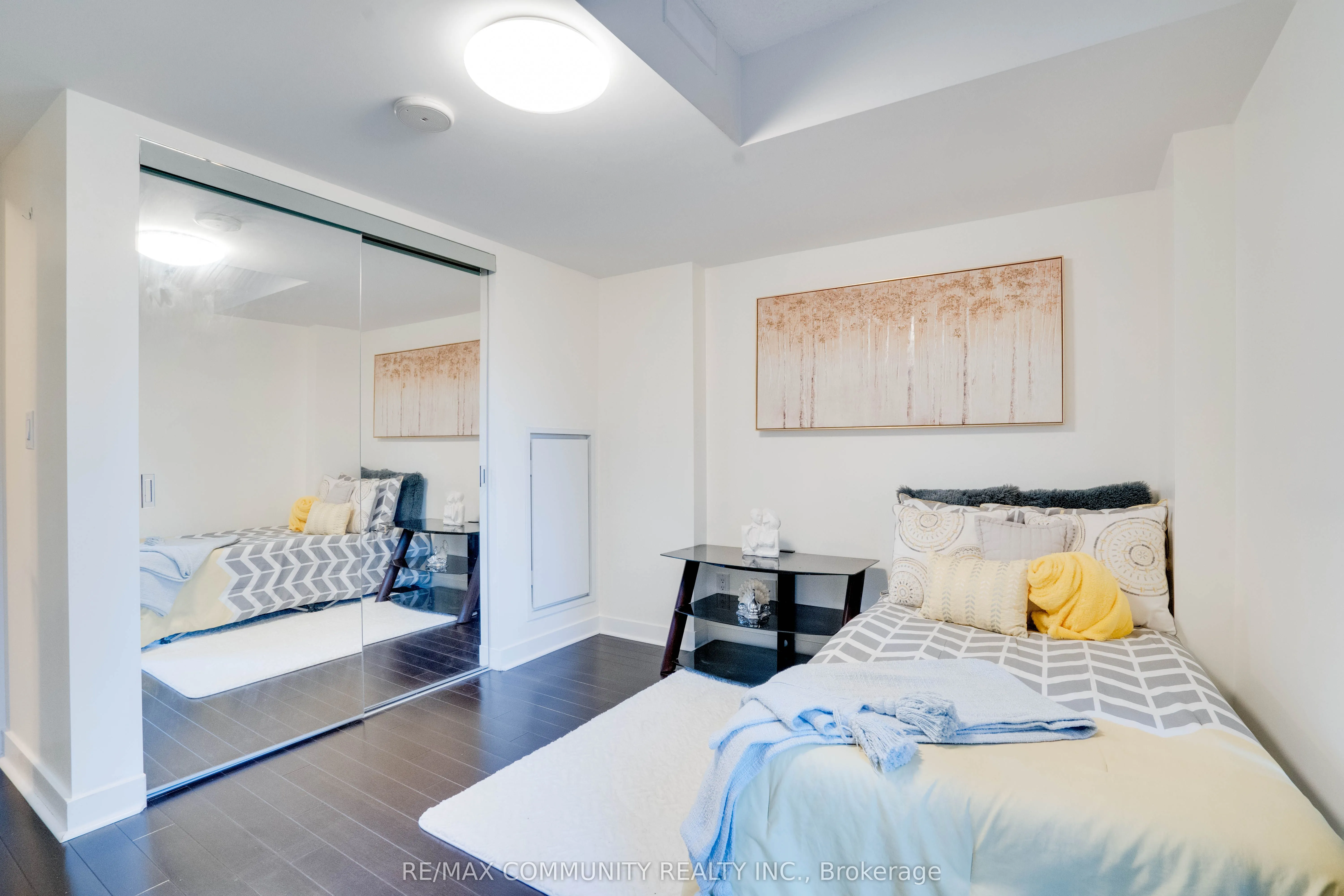 295 Adelaide Street W, #824