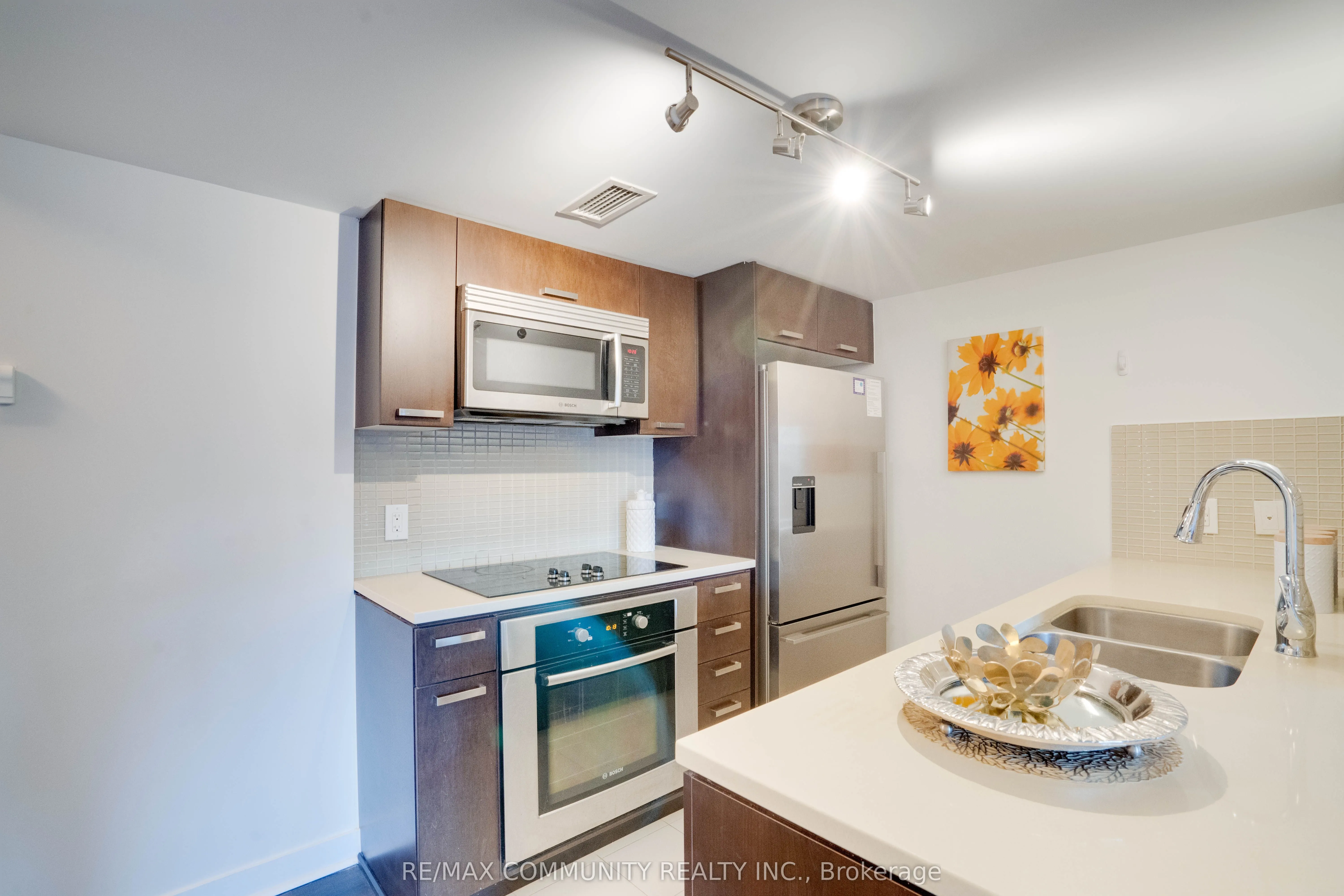 295 Adelaide Street W, #824