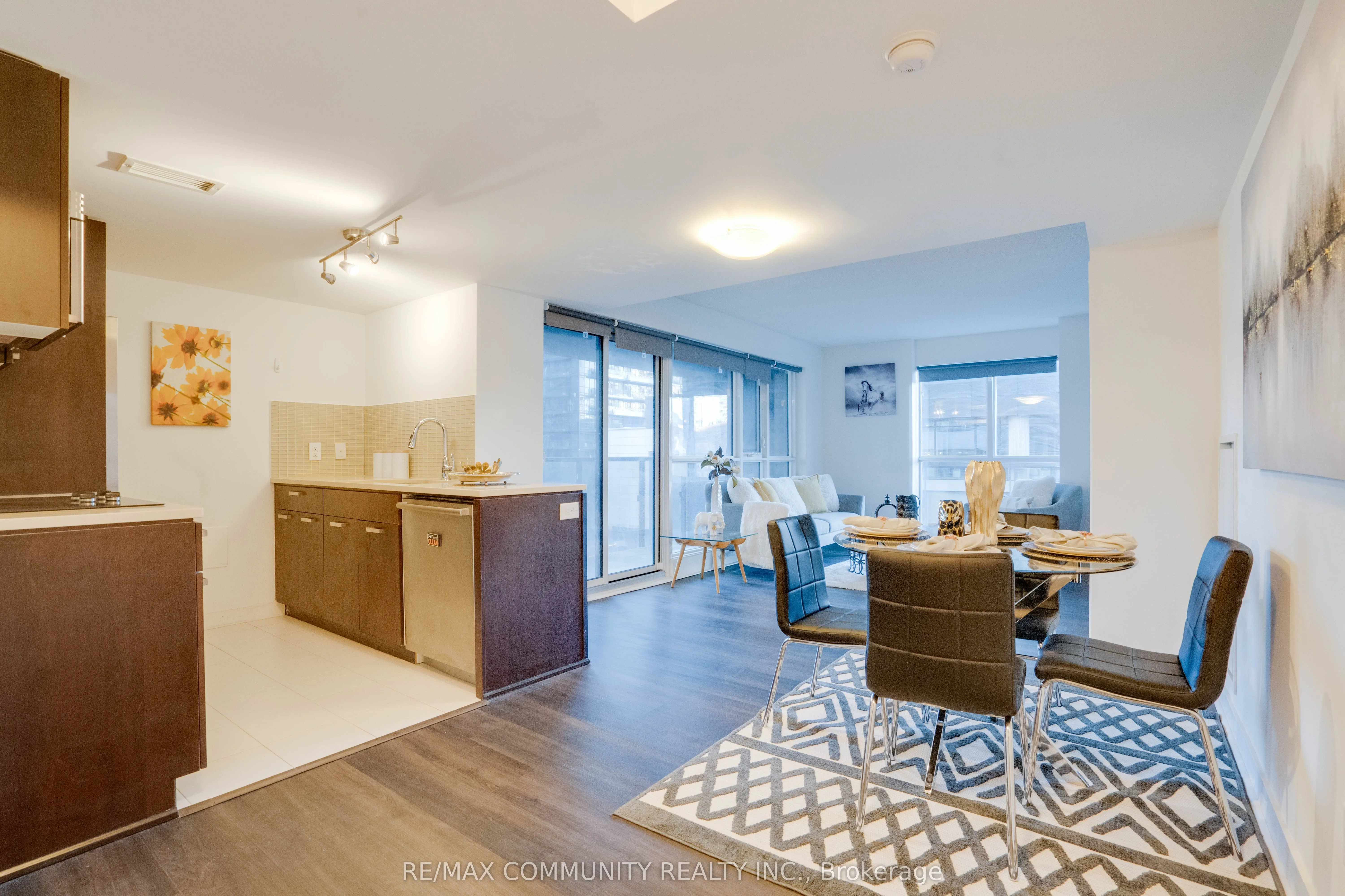 295 Adelaide Street W, #824