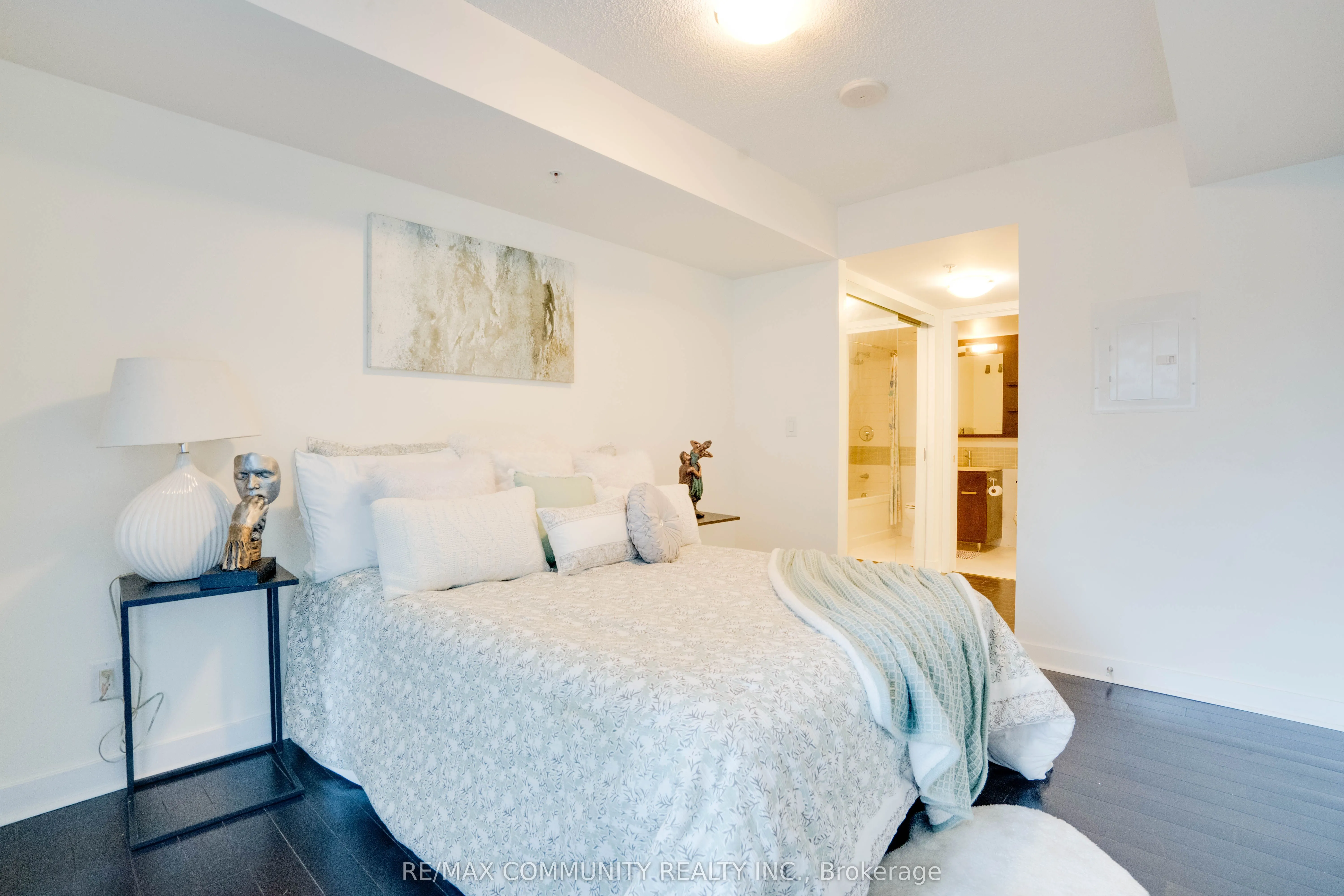 295 Adelaide Street W, #824