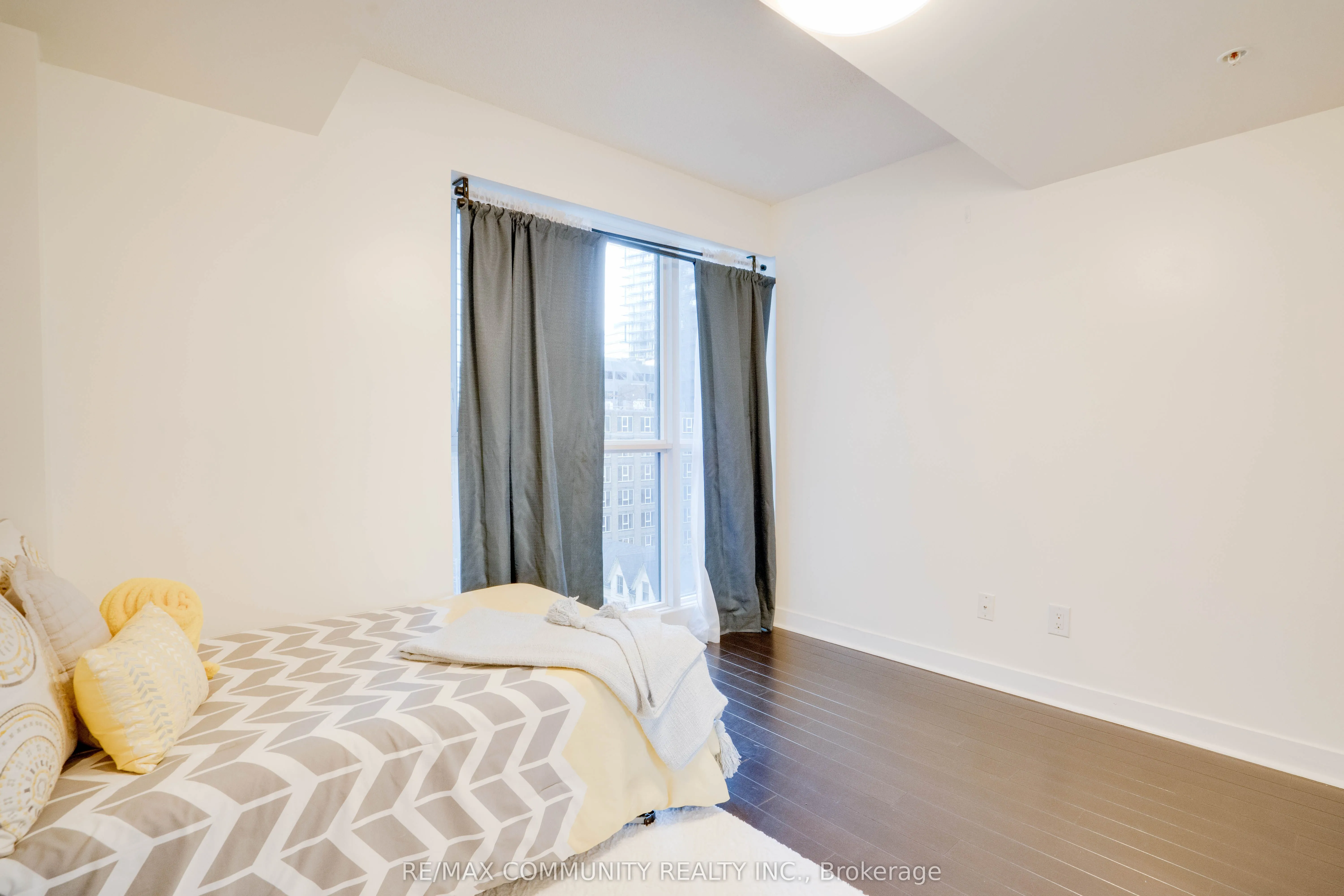 295 Adelaide Street W, #824