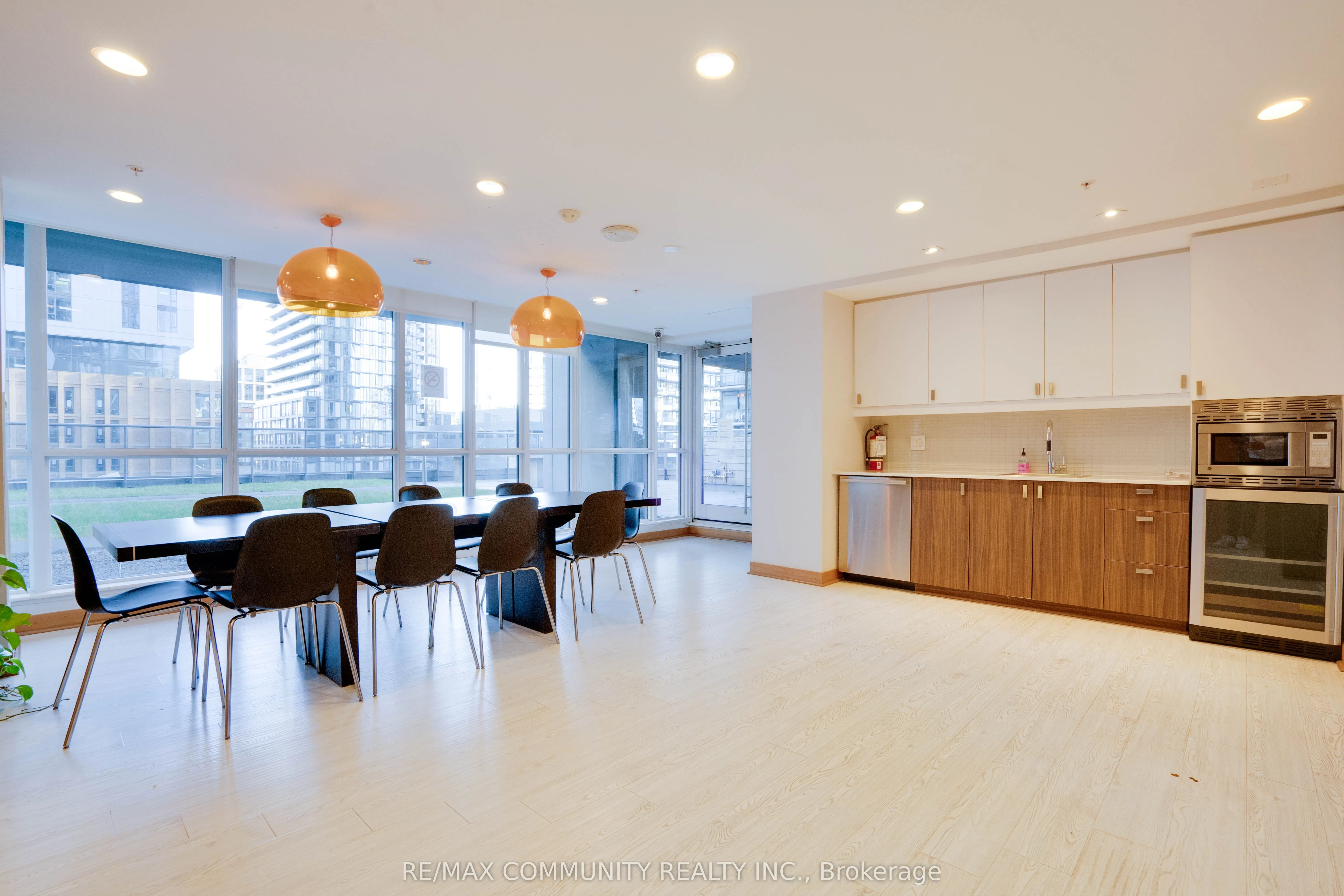 295 Adelaide Street W, #824