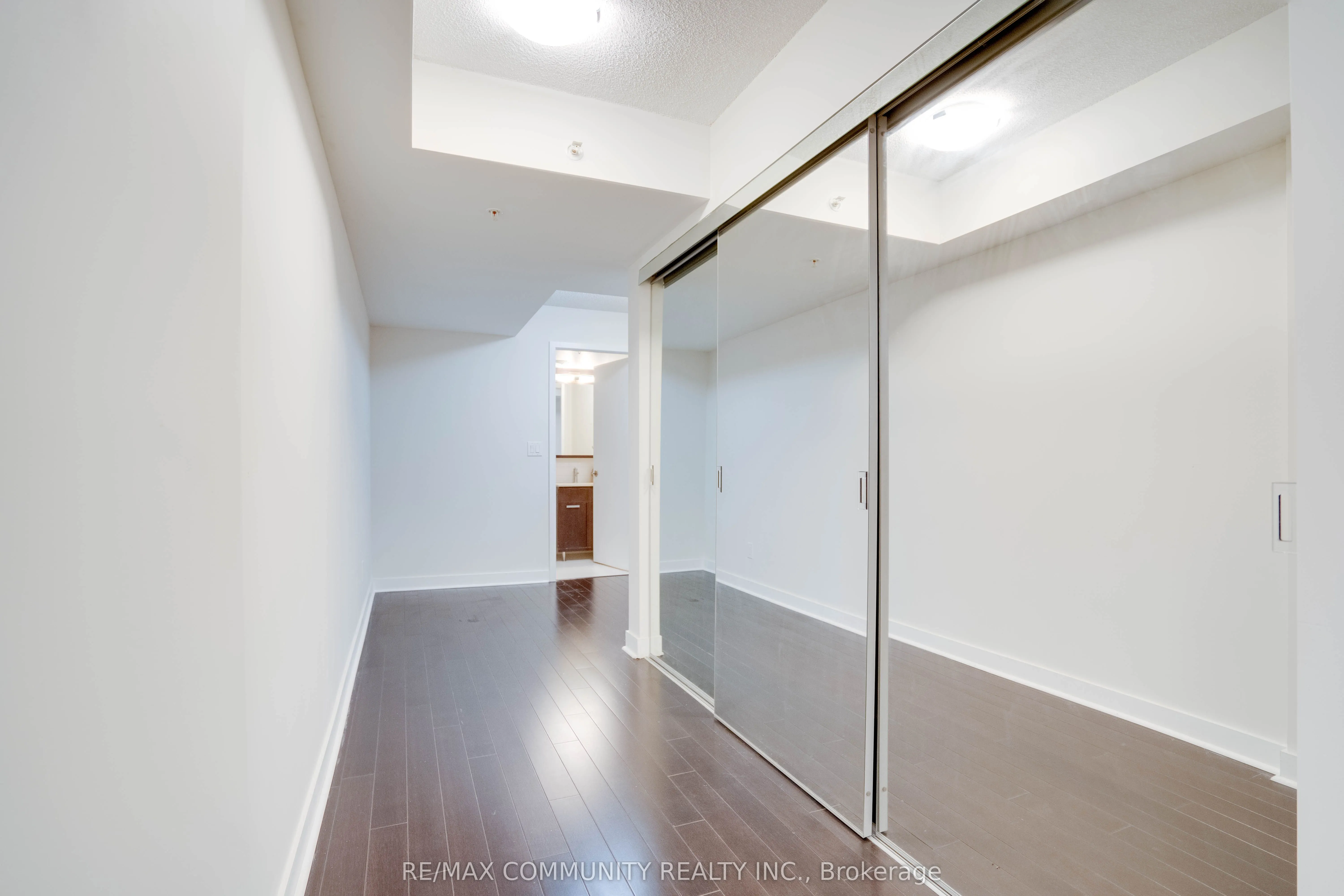 295 Adelaide Street W, #824