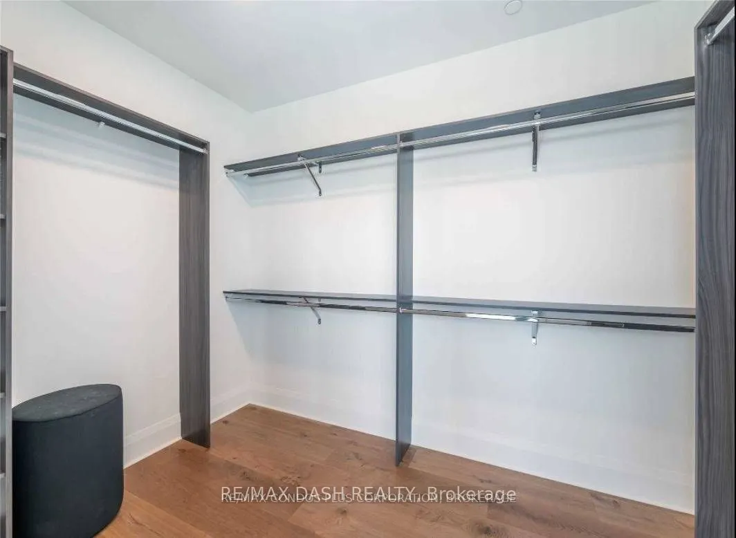 151 Avenue Road, #806