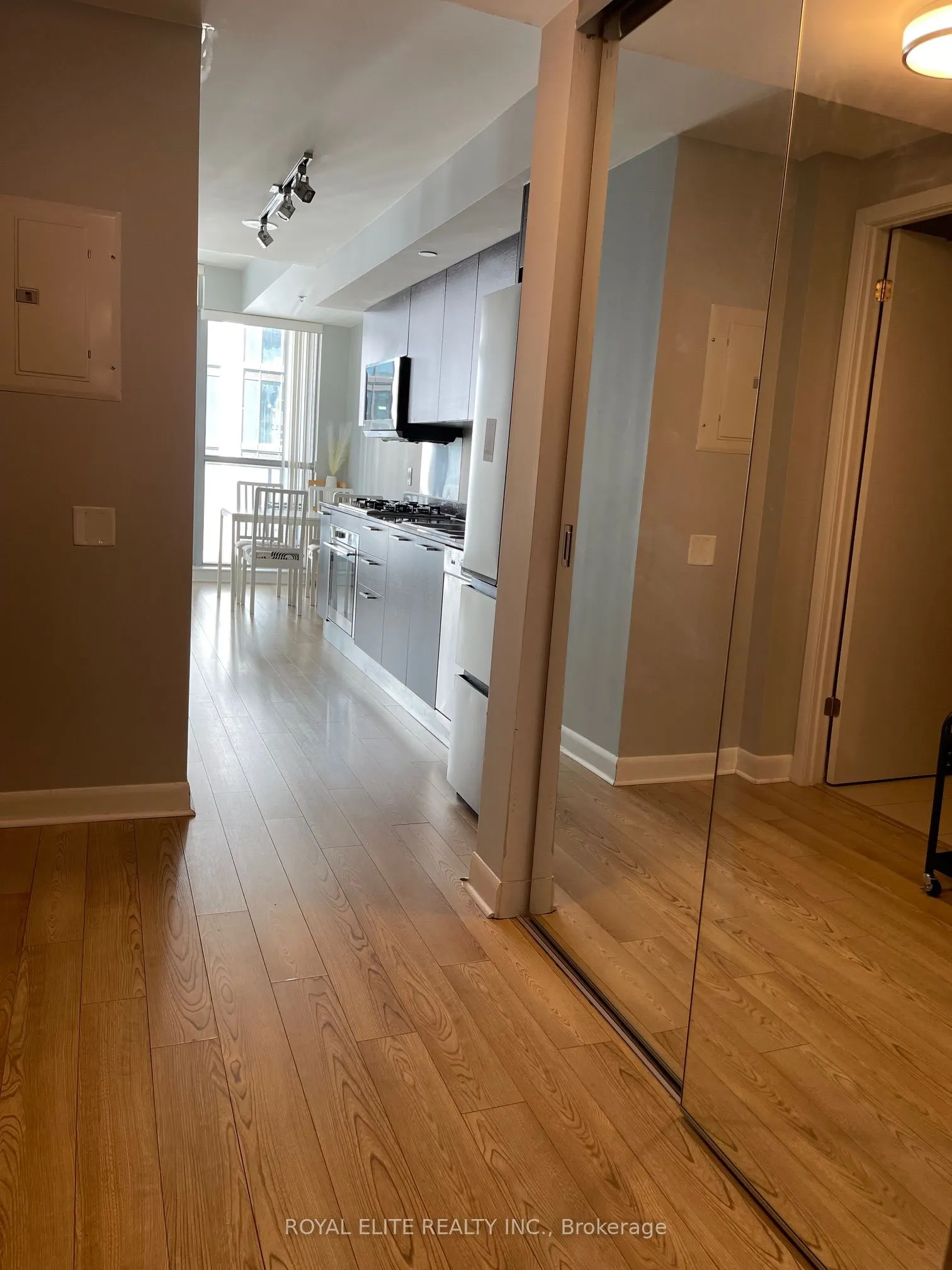 375 King Street W, #2708