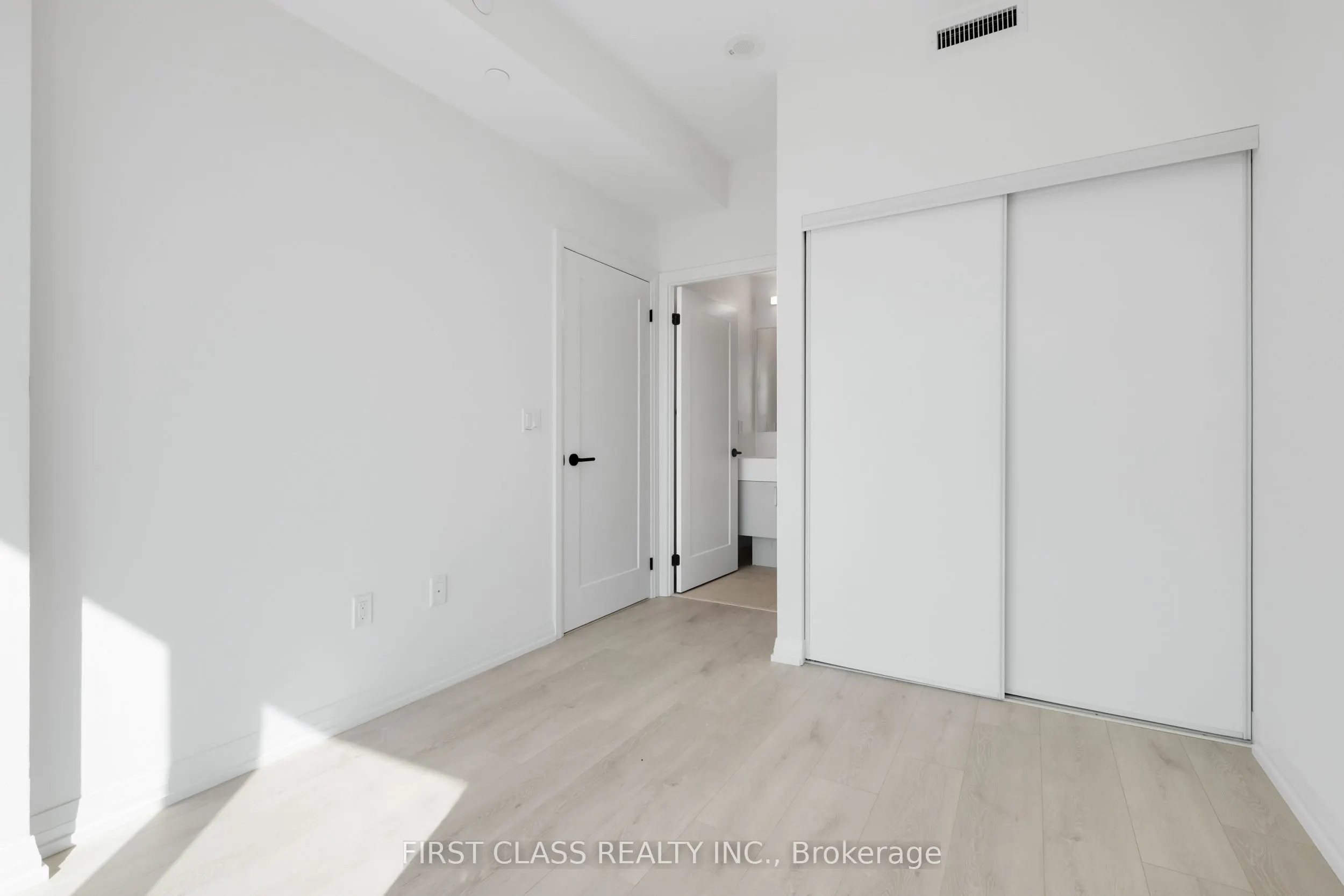 280 Dundas Street W, #2910
