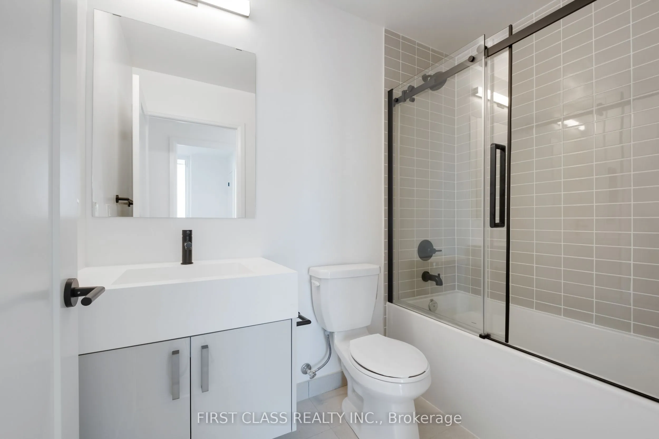 280 Dundas Street W, #2910