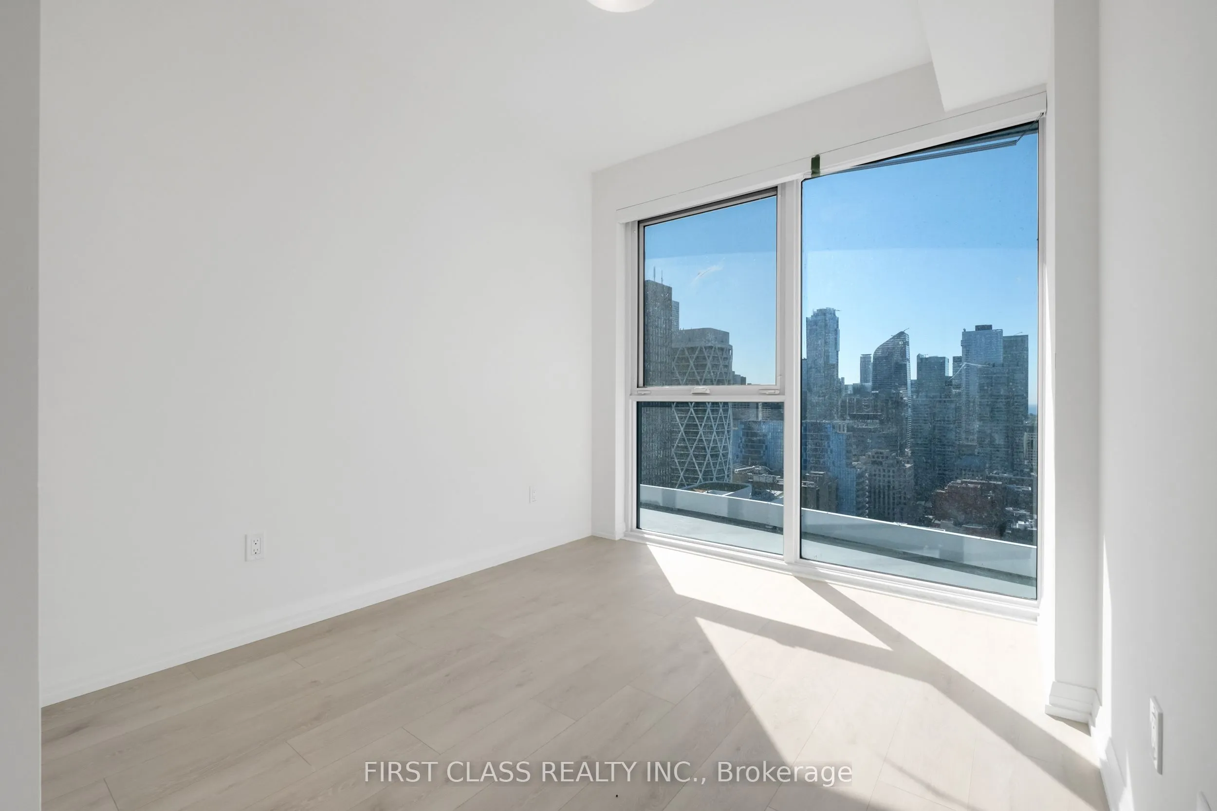 280 Dundas Street W, #2910