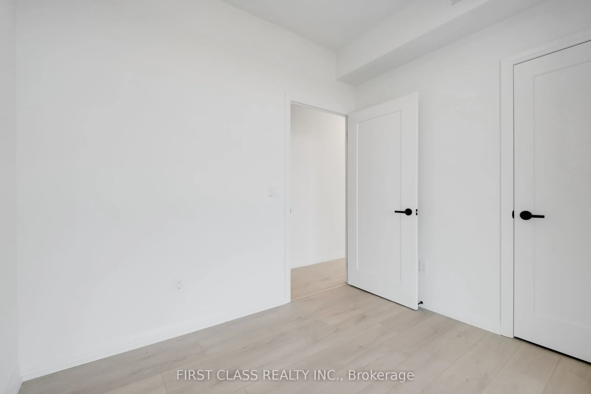 280 Dundas Street W, #2910