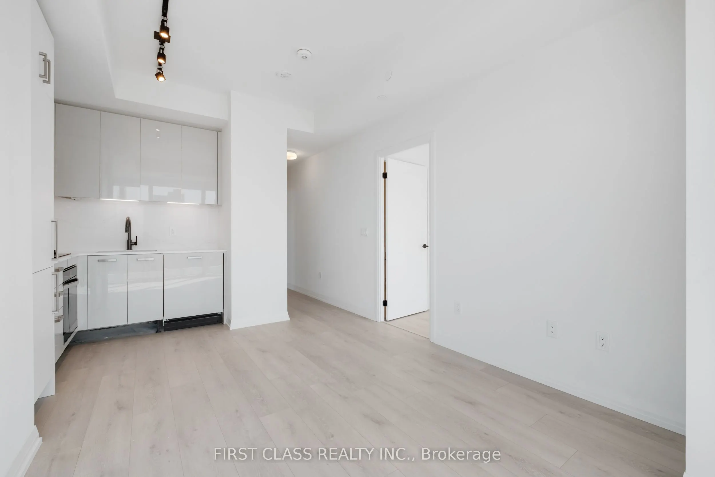 280 Dundas Street W, #2910