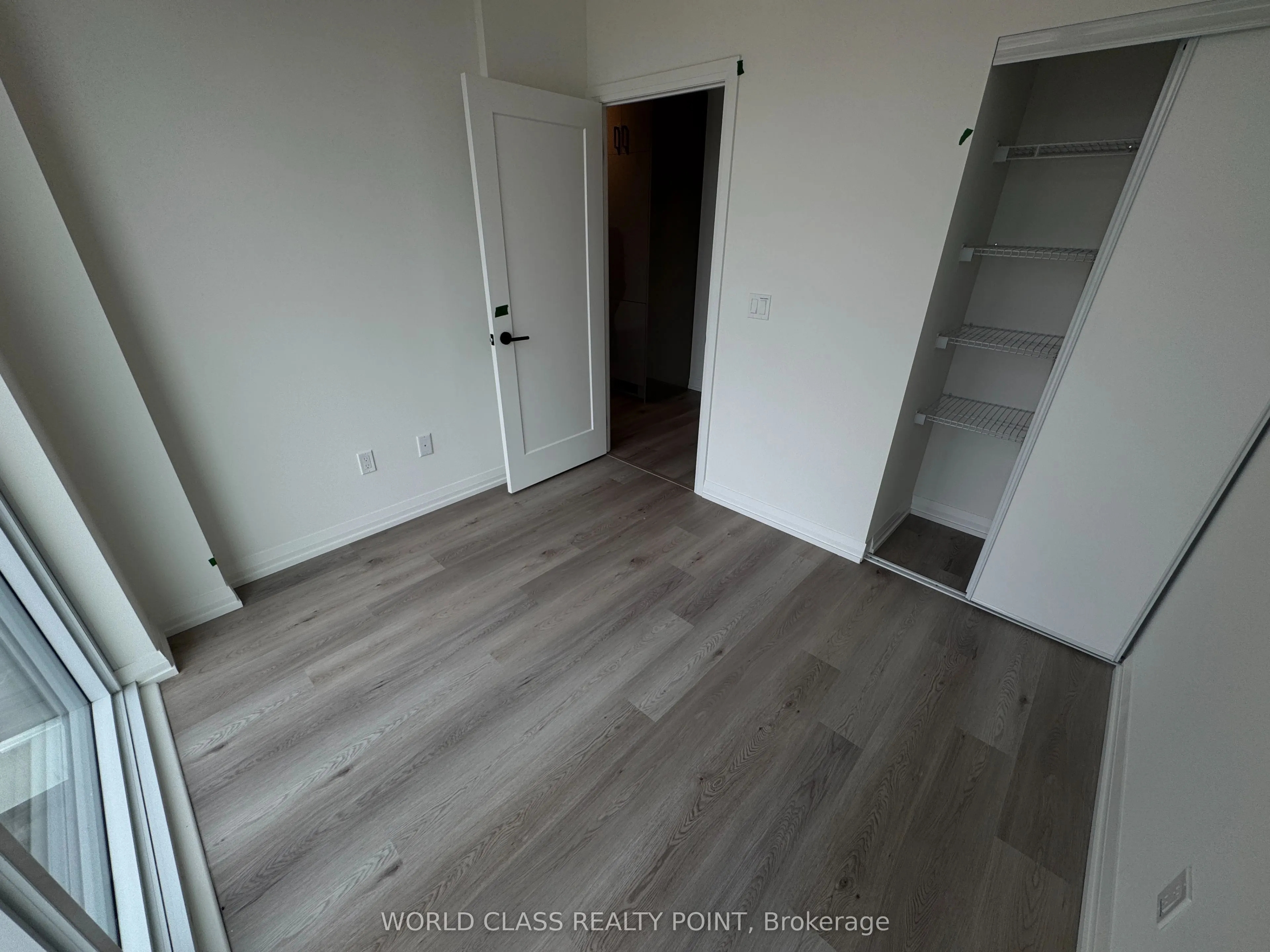 280 Dundas Street W