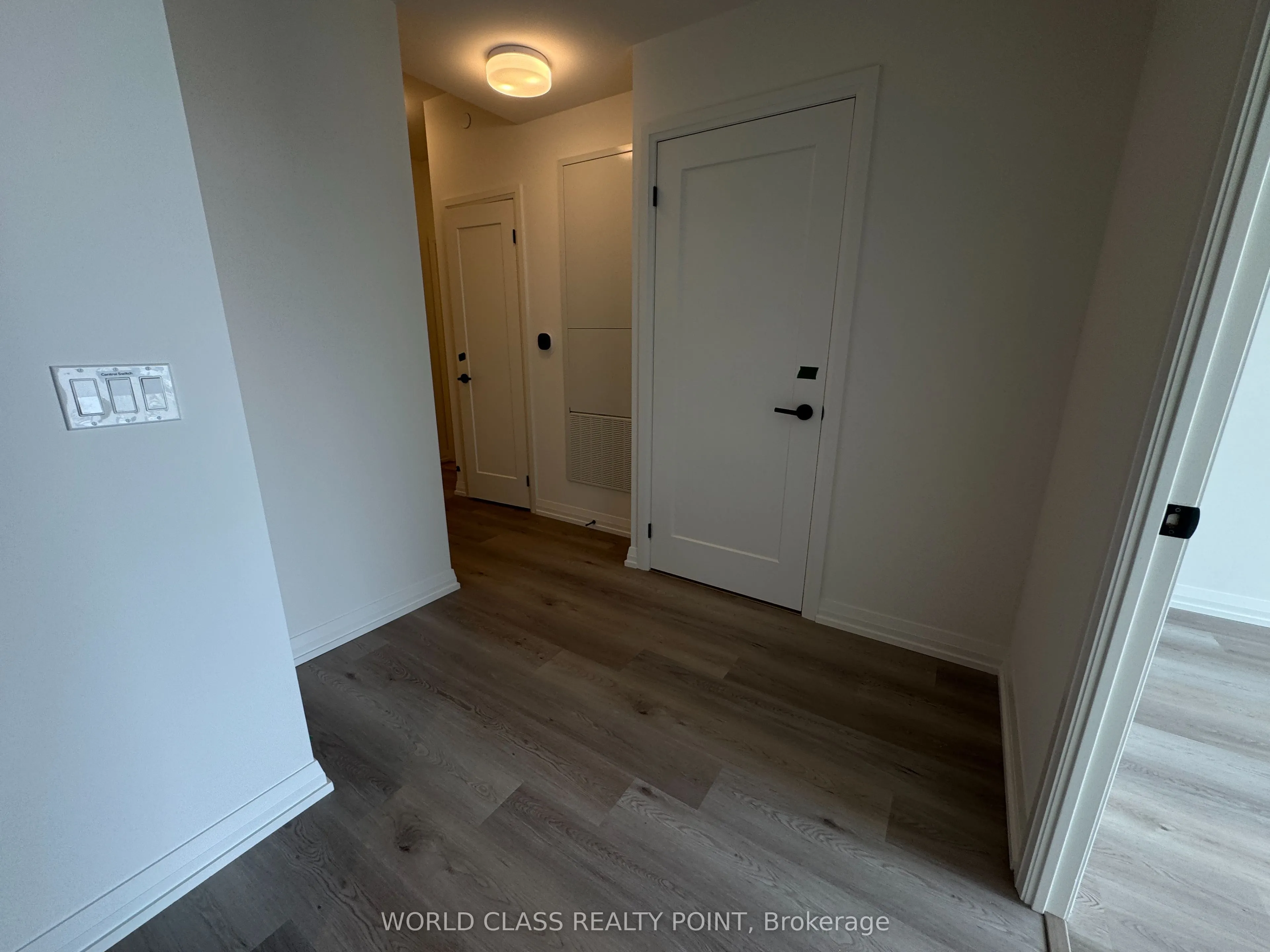 280 Dundas Street W