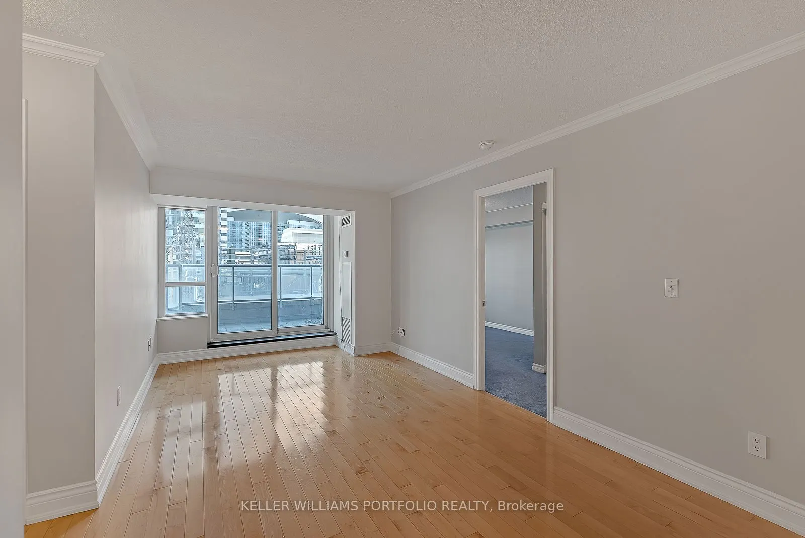 250 Wellington Street W, #332