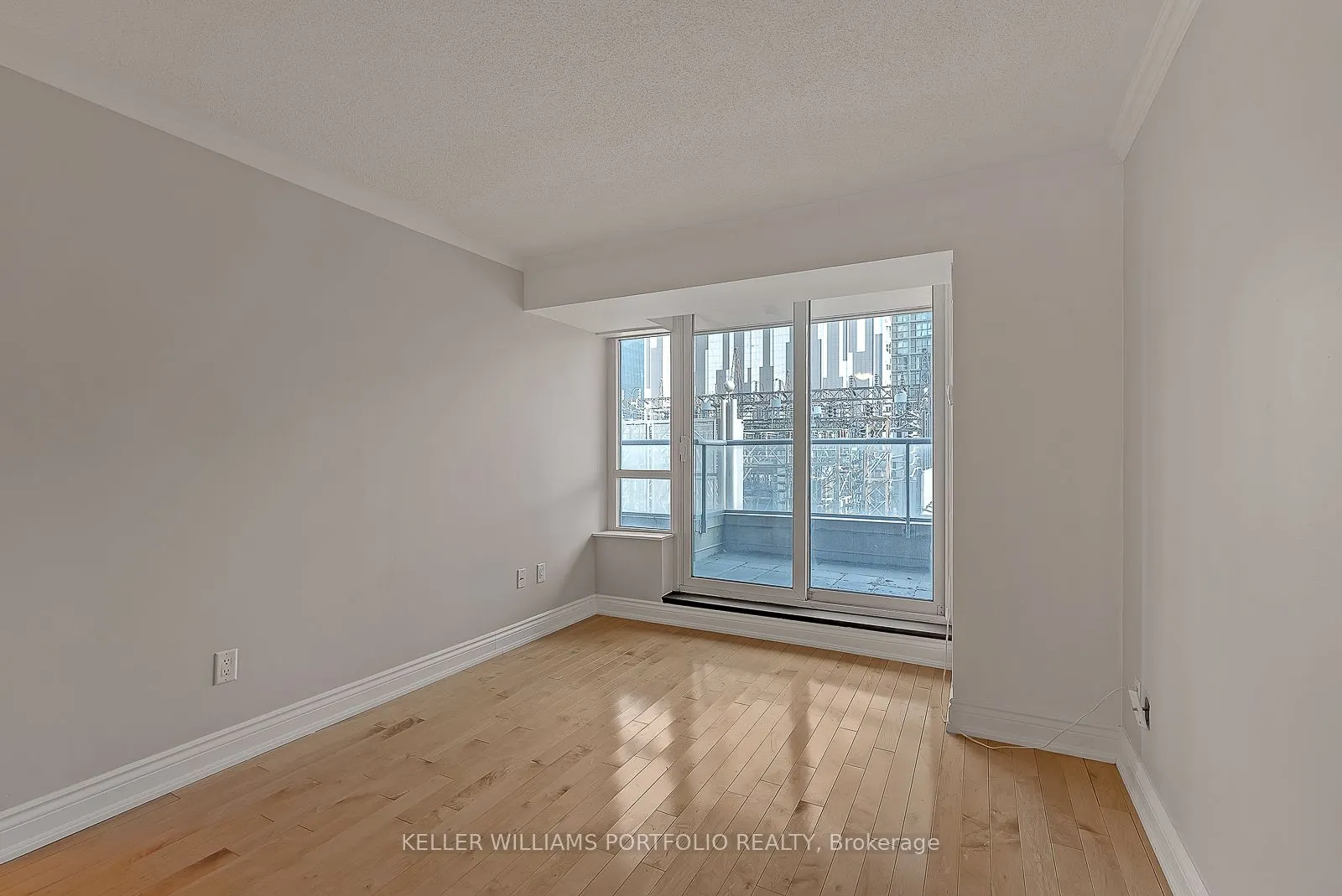 250 Wellington Street W, #332