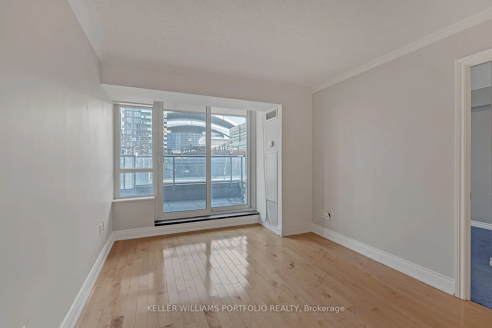 250 Wellington Street W, #332
