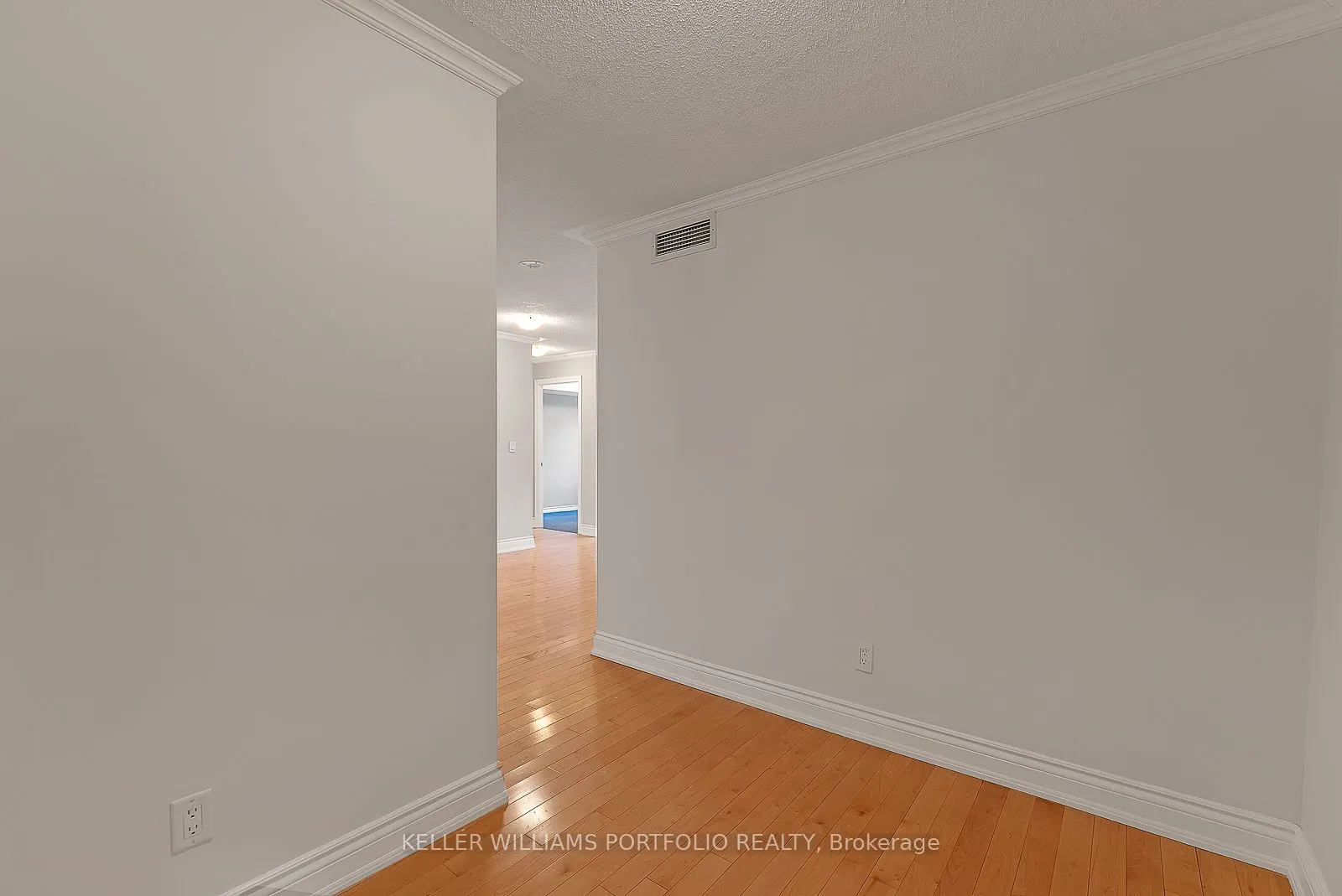 250 Wellington Street W, #332