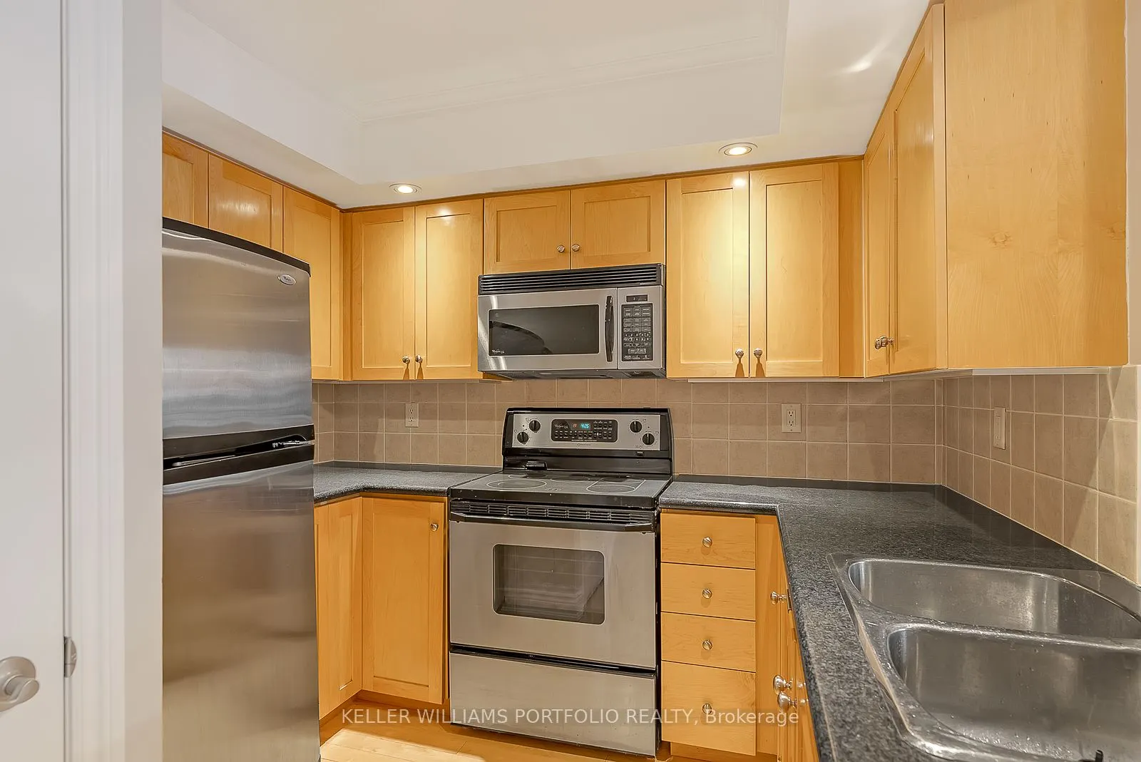 250 Wellington Street W, #332