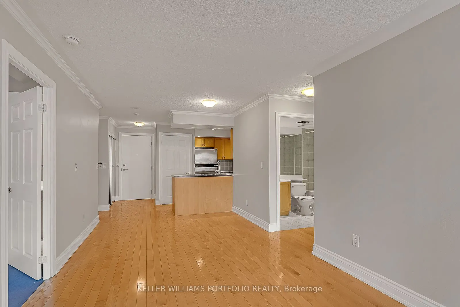250 Wellington Street W, #332