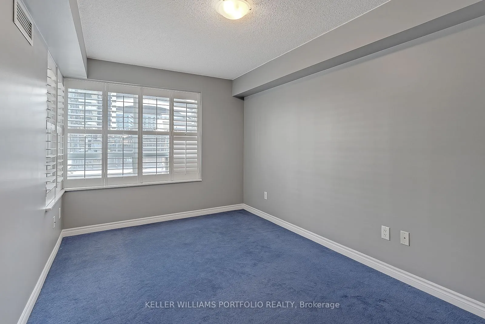 250 Wellington Street W, #332