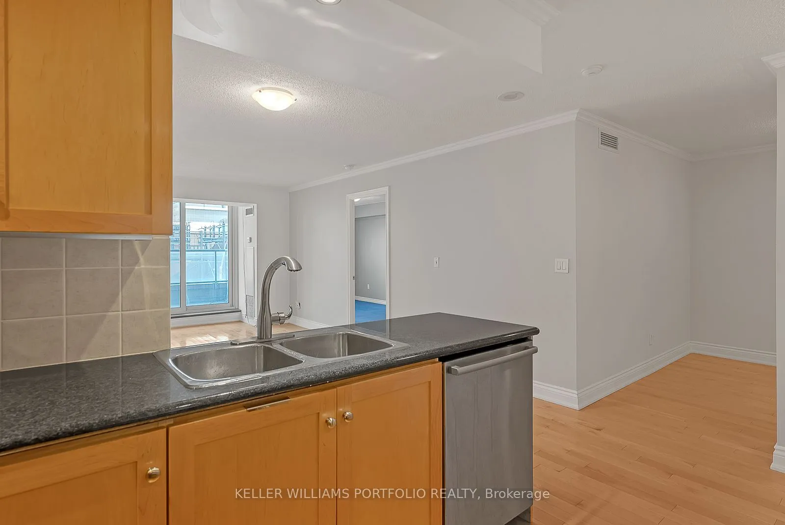 250 Wellington Street W, #332